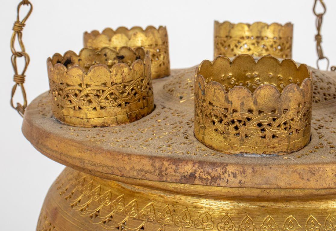 20ième siècle Suspension marocaine en laiton doré avec lampe à huile à six lumières en vente