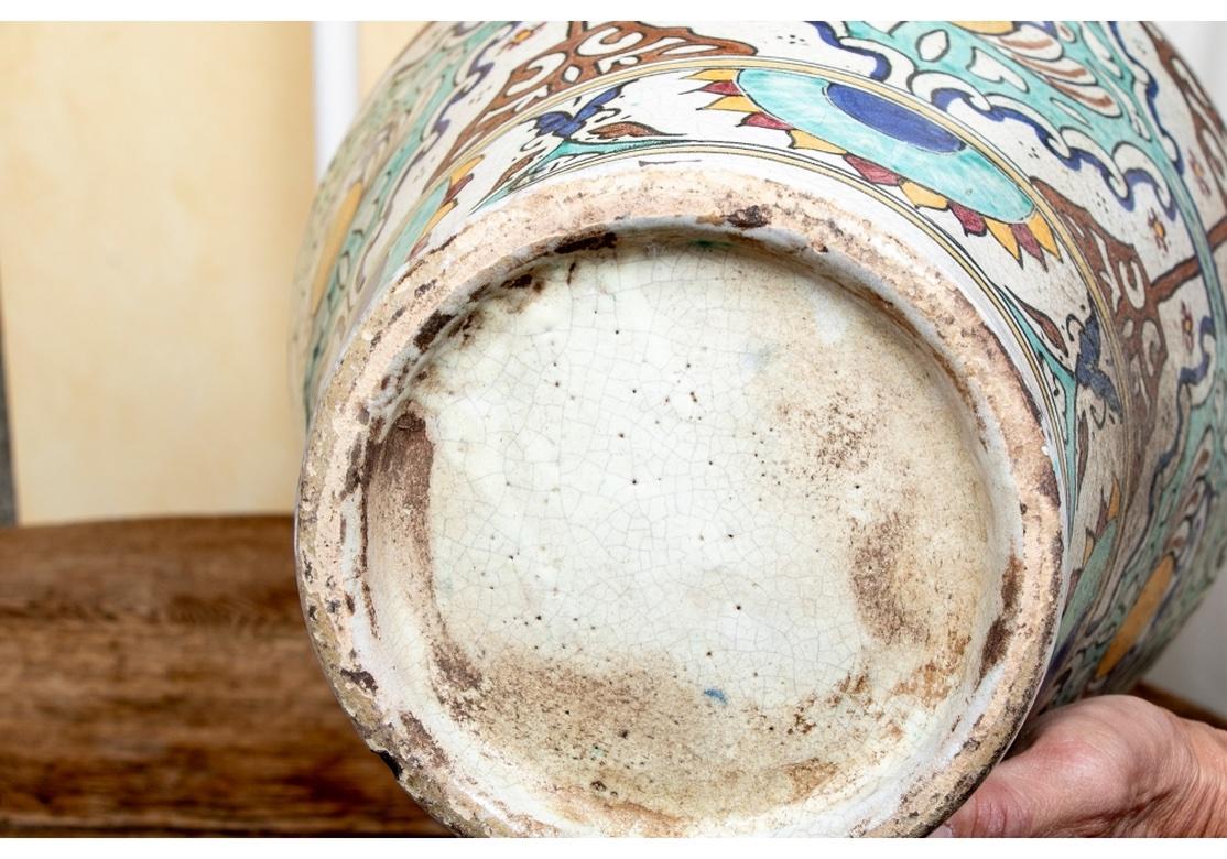 Marokkanische glasierte, dekorierte große Keramikvase im Zustand „Gut“ im Angebot in Bridgeport, CT