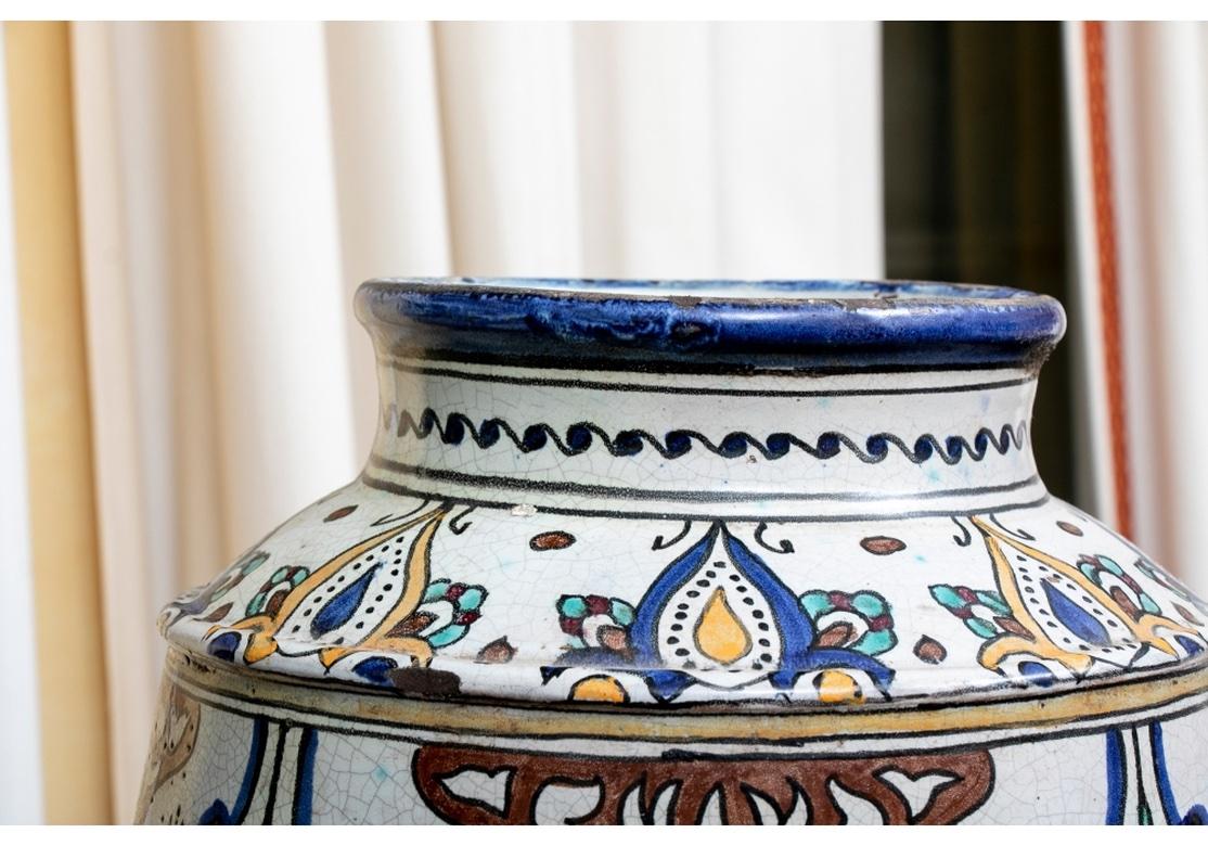 Marokkanische glasierte, dekorierte große Keramikvase (20. Jahrhundert) im Angebot