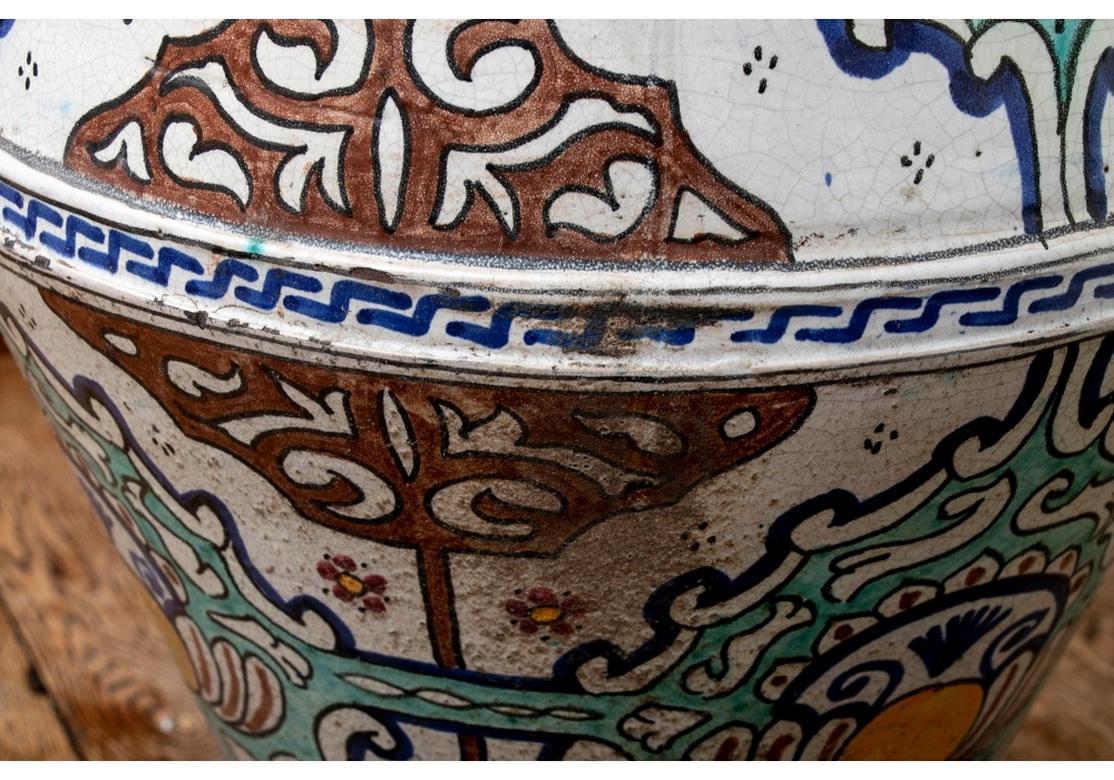 Marokkanische glasierte, dekorierte große Keramikvase im Angebot 3