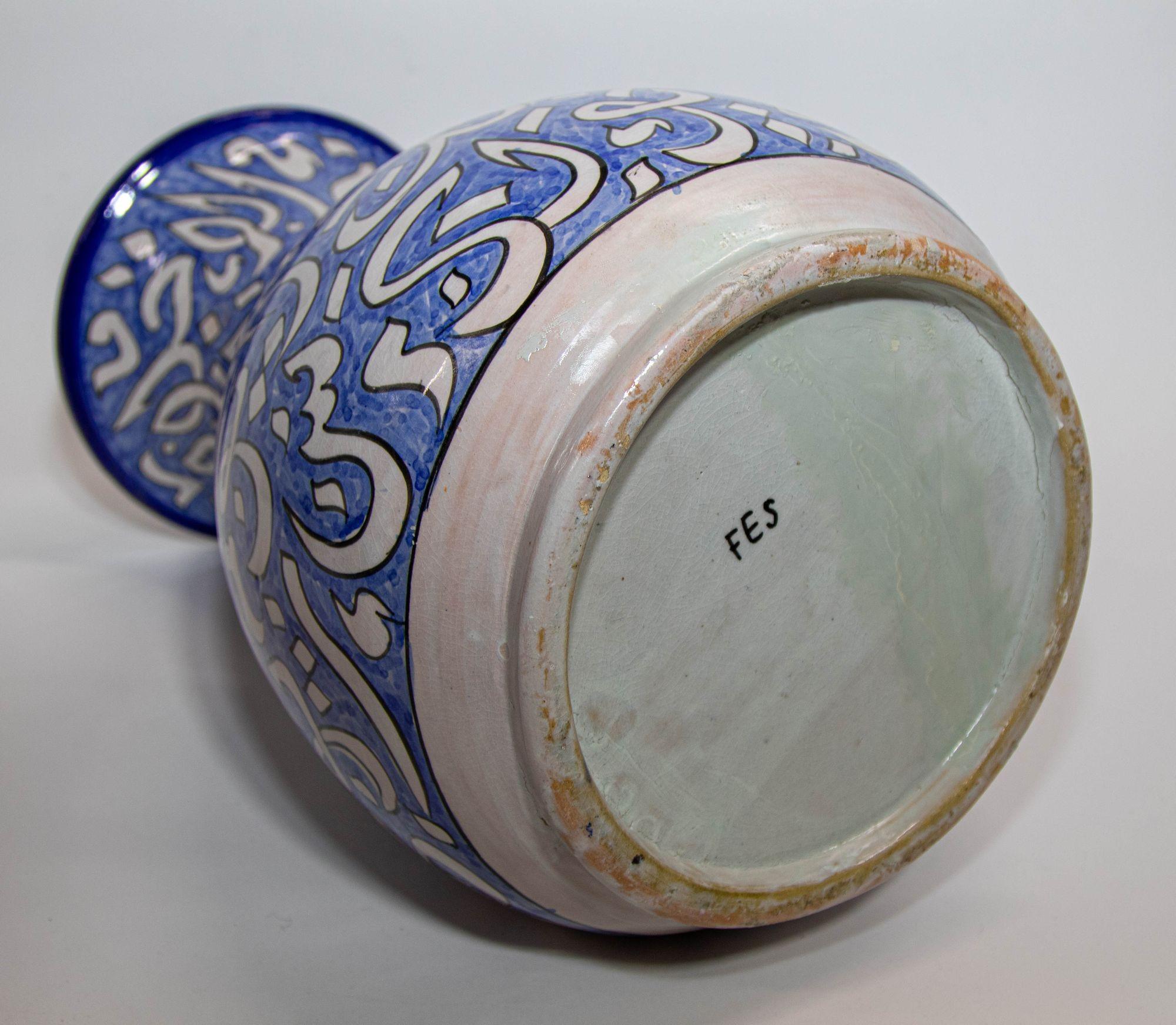Vase marocain émaillé avec écriture bleue arabe de Fez, Maroc en vente 1