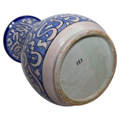 Vaso marocchino in ceramica smaltata con scritta araba blu di Fez, Marocco