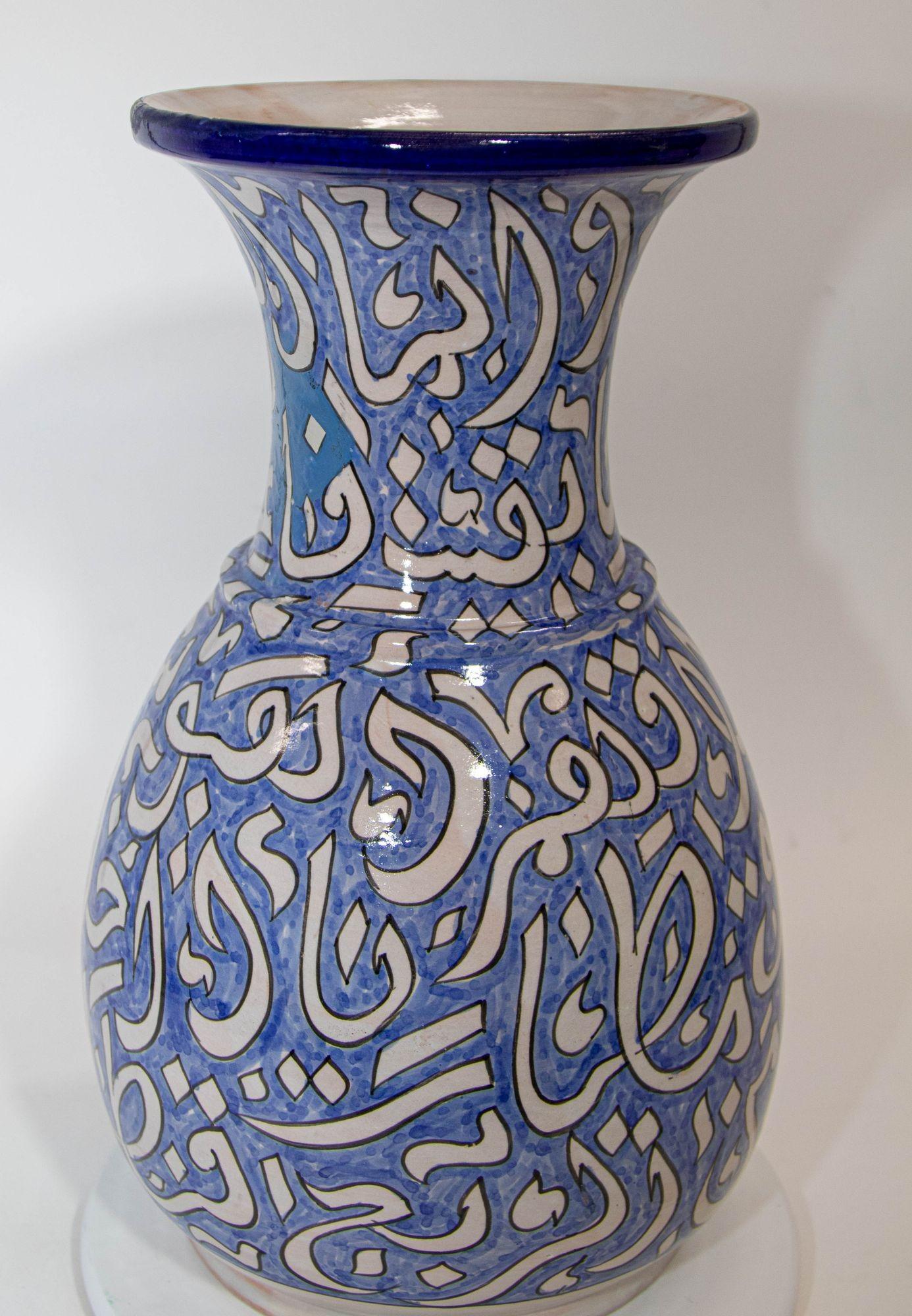 Grand vase marocain en céramique émaillée de Fès.
Vase marocain en céramique émaillée avec écriture arabe bleue de Fès au Maroc.
Céramique de style mauresque de Grenade fabriquée et peinte à la main avec une écriture calligraphiée arabe en bleu sur