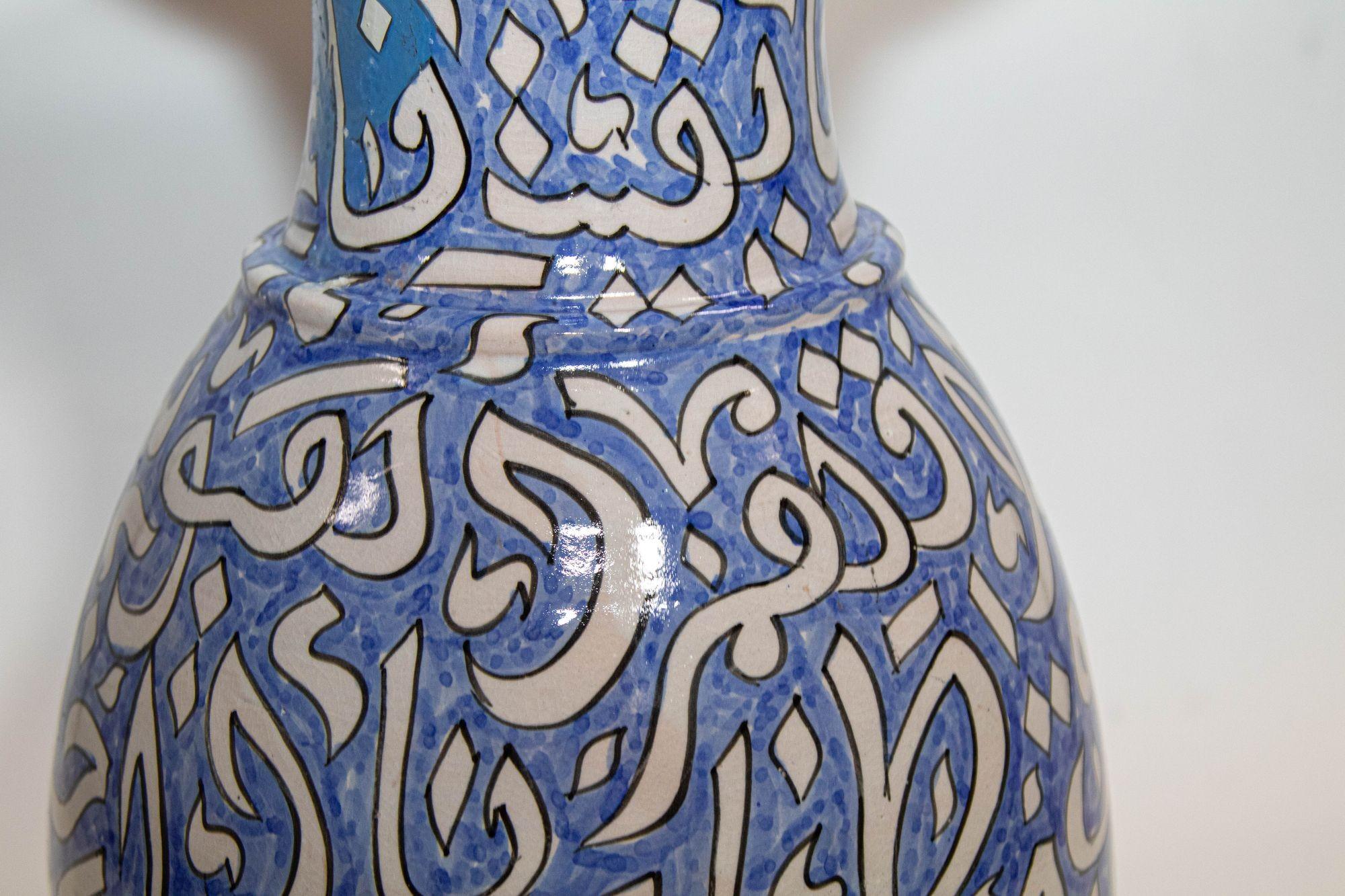 Islamique Vase marocain émaillé avec écriture bleue arabe de Fez, Maroc en vente