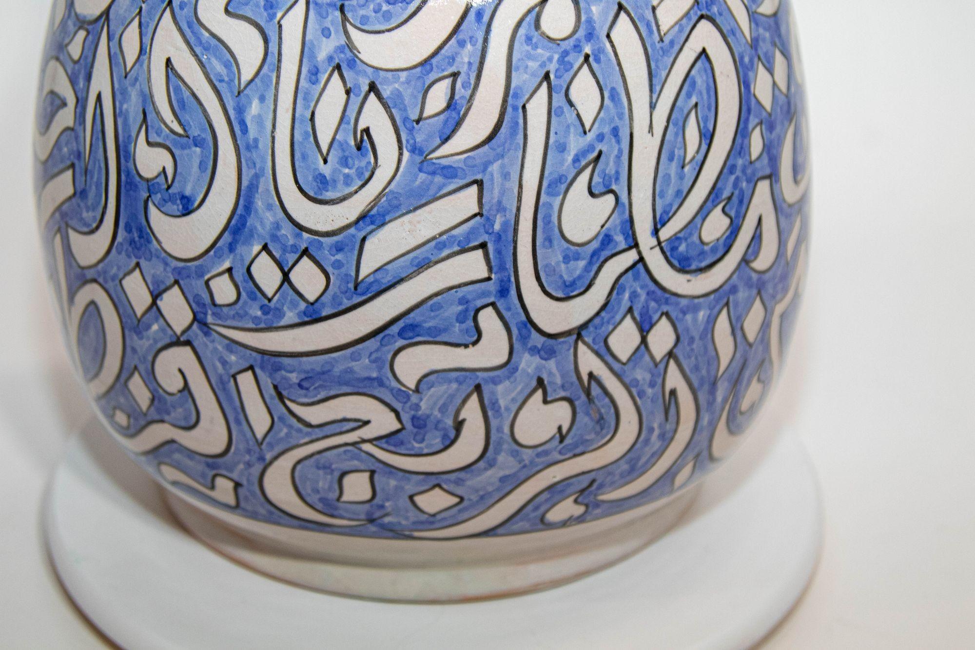 Marocain Vase marocain émaillé avec écriture bleue arabe de Fez, Maroc en vente