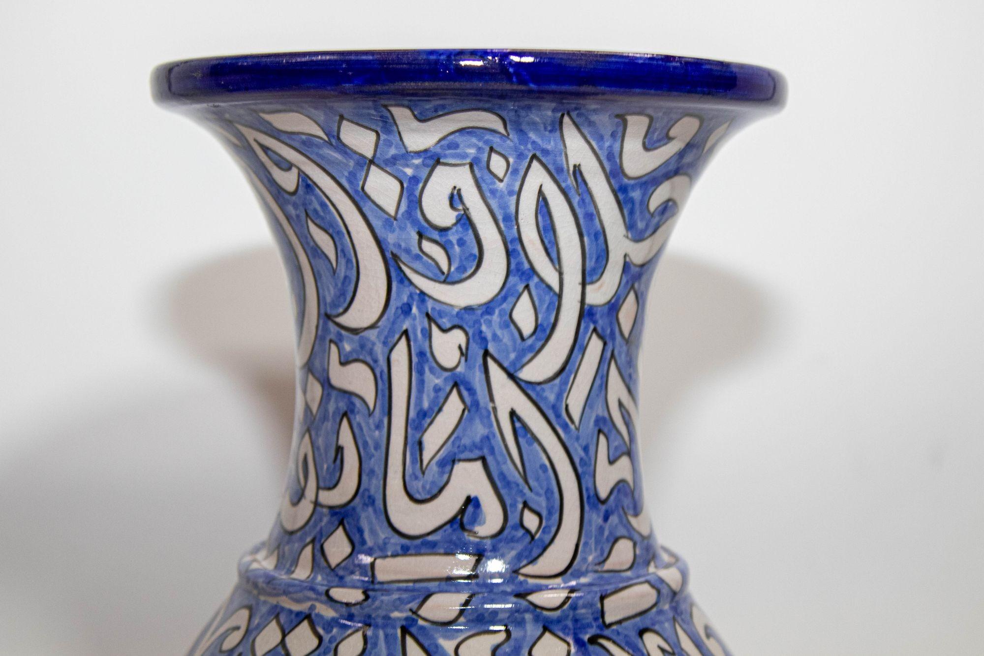 Fait main Vase marocain émaillé avec écriture bleue arabe de Fez, Maroc en vente