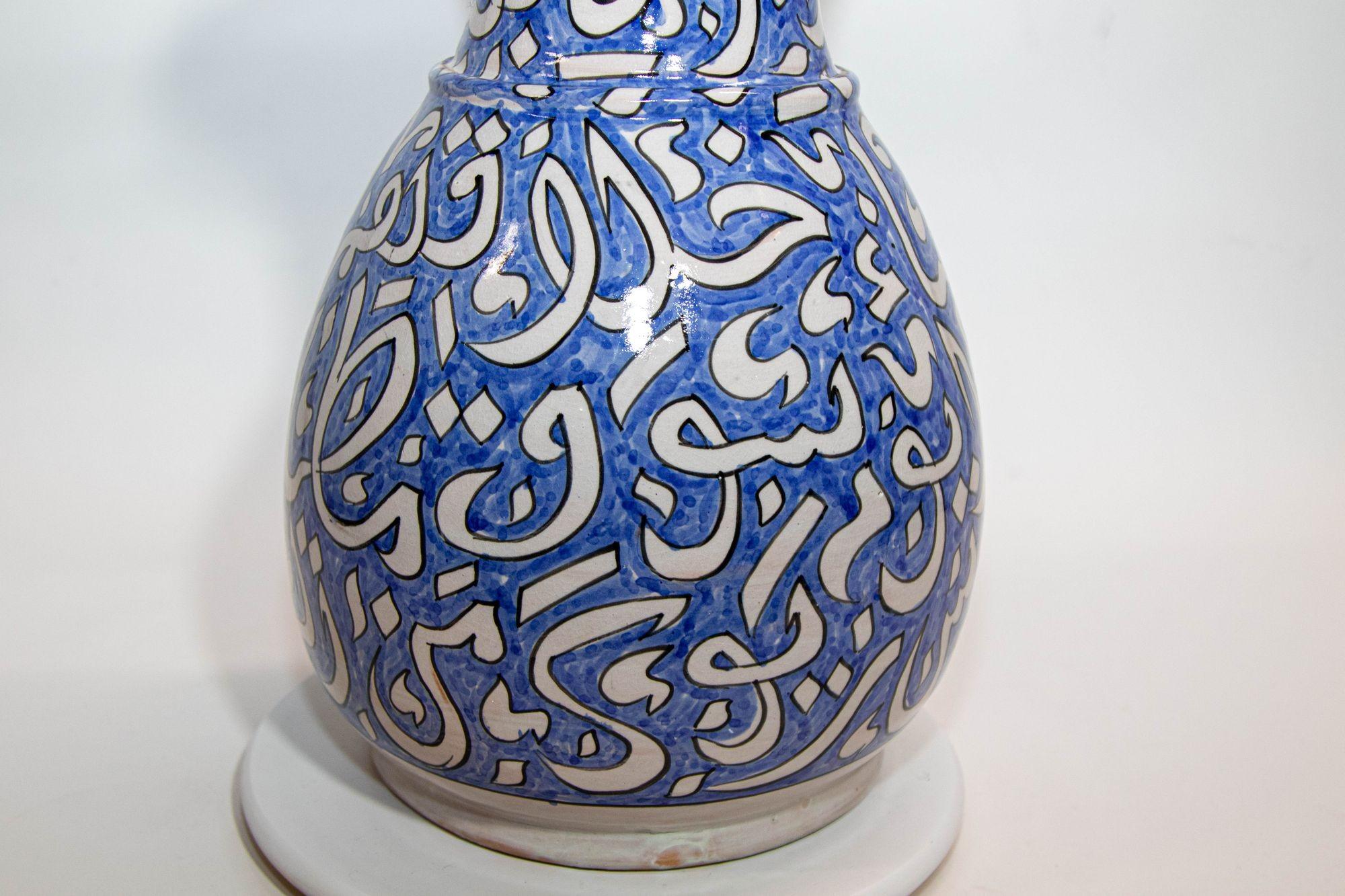 Vase marocain émaillé avec écriture bleue arabe de Fez, Maroc Bon état - En vente à North Hollywood, CA