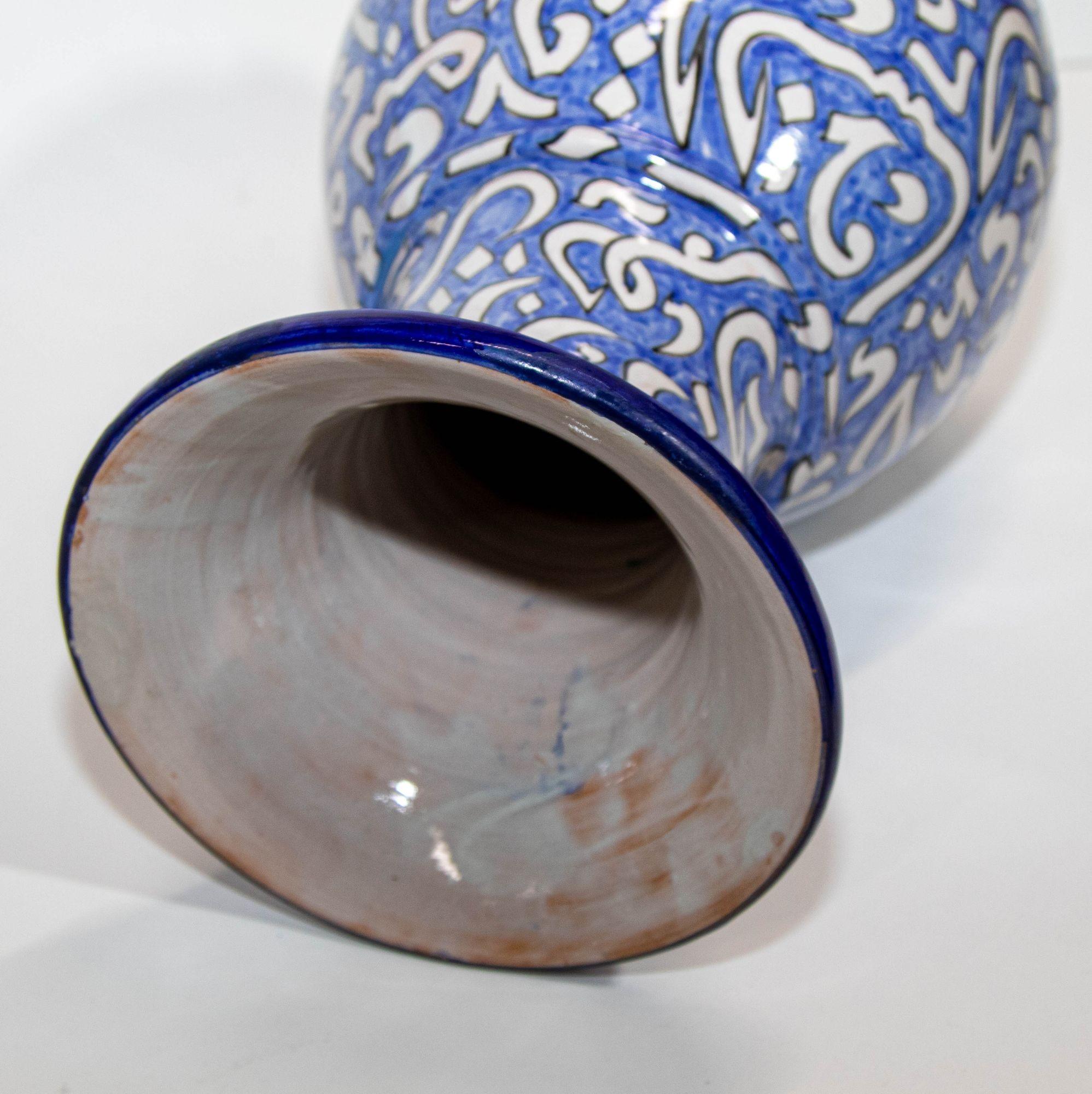 20ième siècle Vase marocain émaillé avec écriture bleue arabe de Fez, Maroc en vente