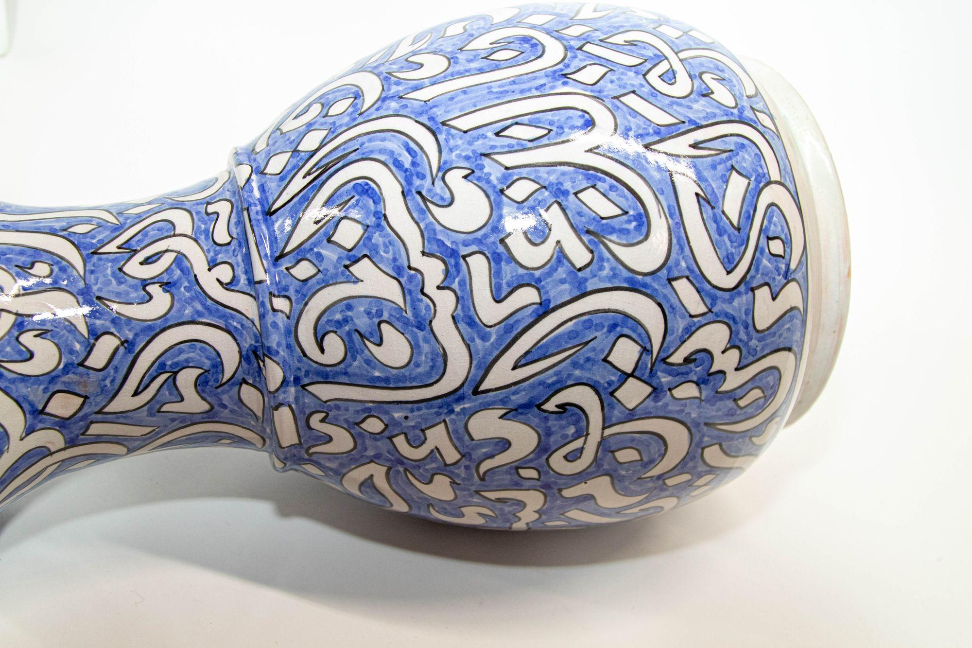 Céramique Vase marocain émaillé avec écriture bleue arabe de Fez, Maroc en vente