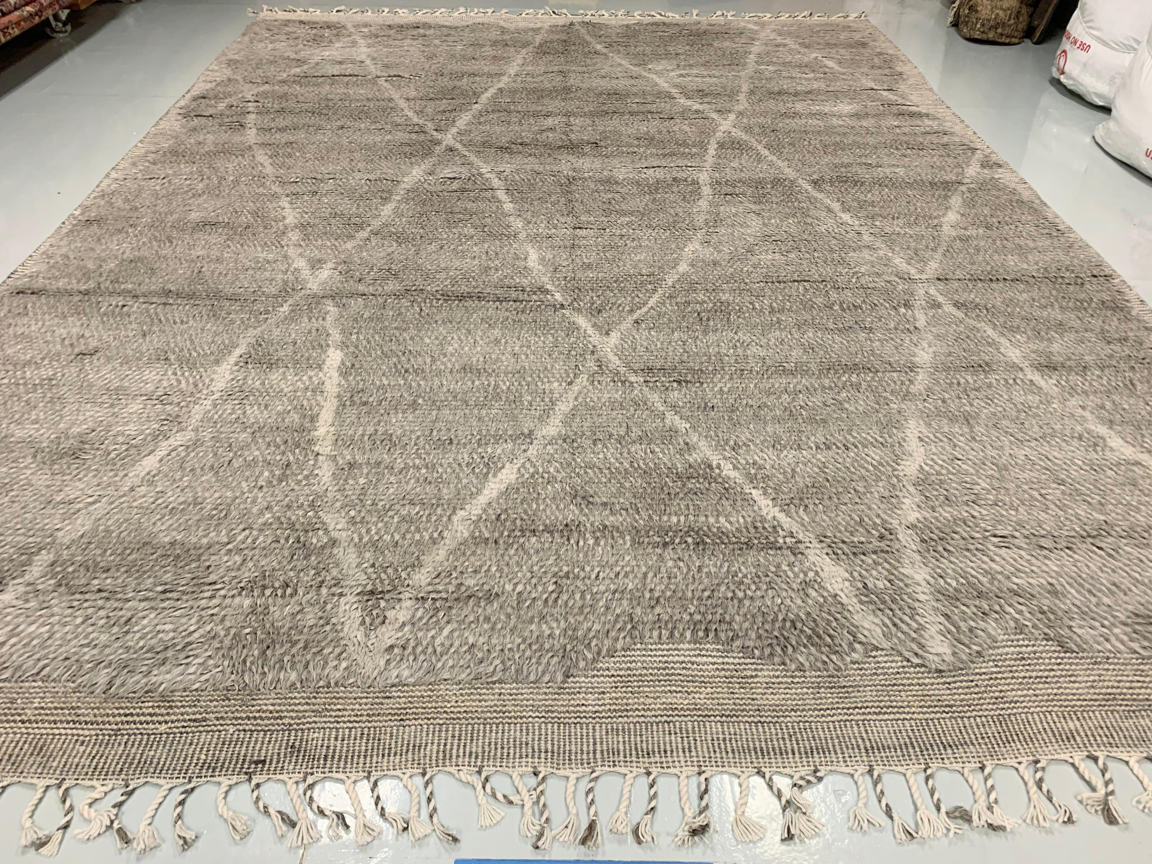Moroccan Gray Ivory Style Fluffy Collection Hand Knotted Rug 10'1 x 13'11 In New Condition For Sale In New York, NY