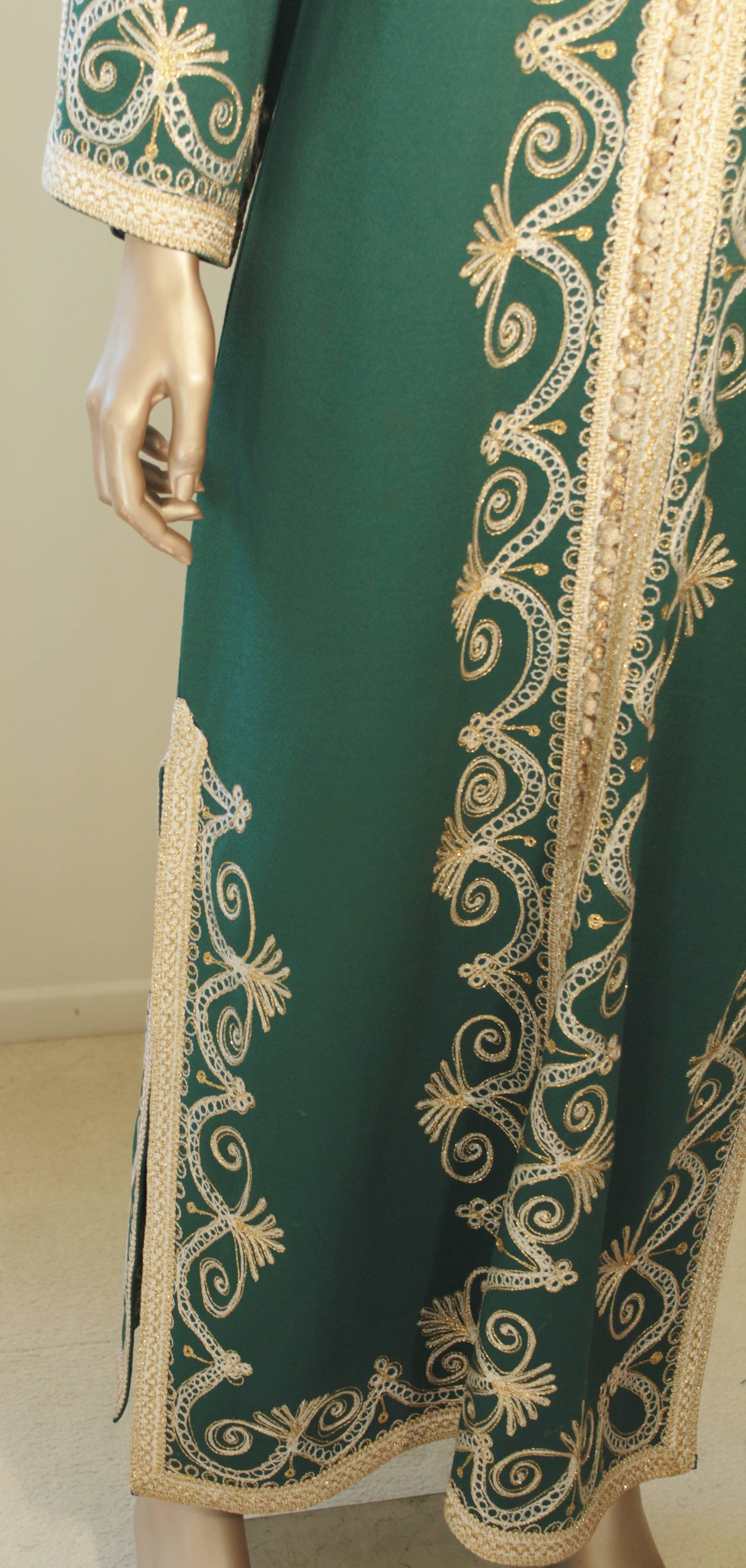 Robe longue caftan brodée verte marocaine caftan taille M Bon état - En vente à North Hollywood, CA