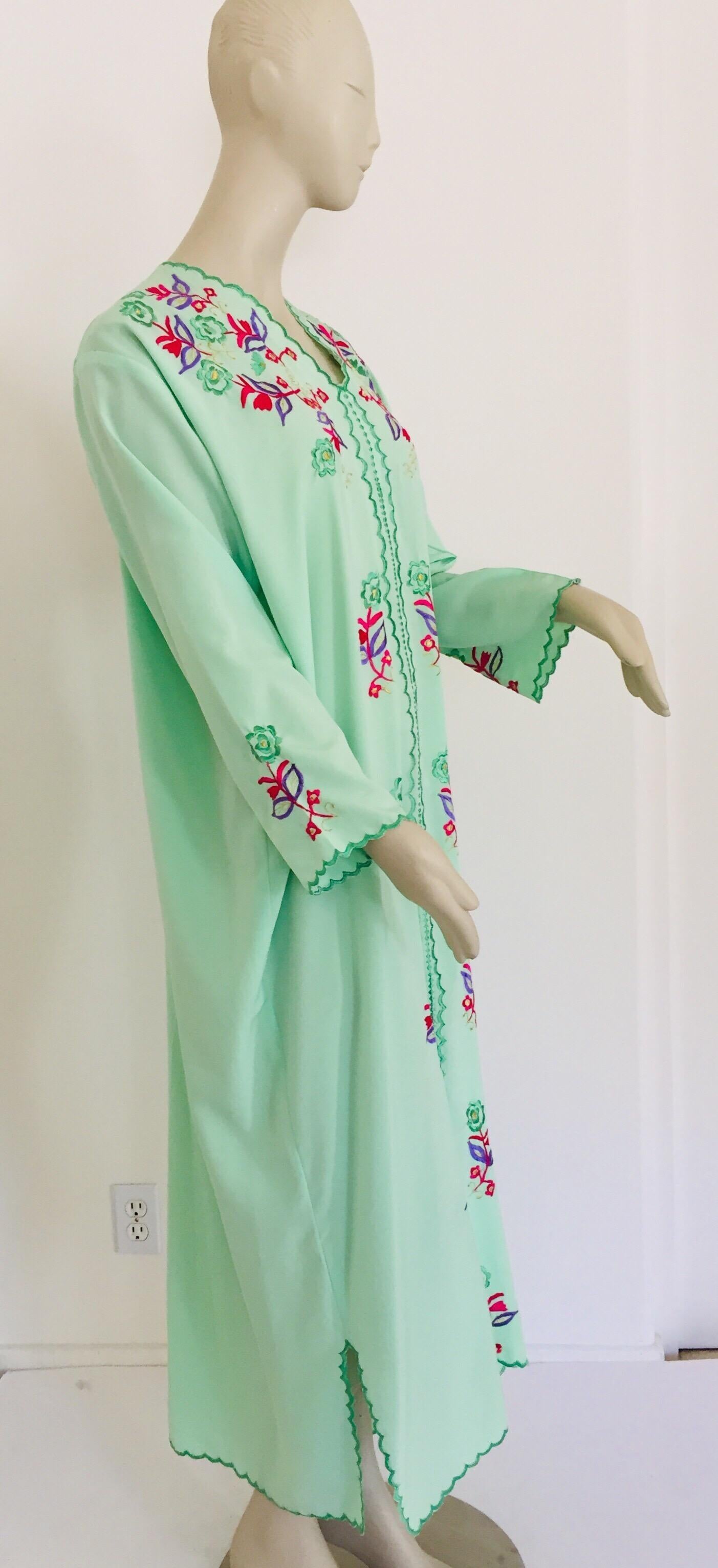 Caftano marocchino verde con ricami floreali, Kaftan in vendita 5