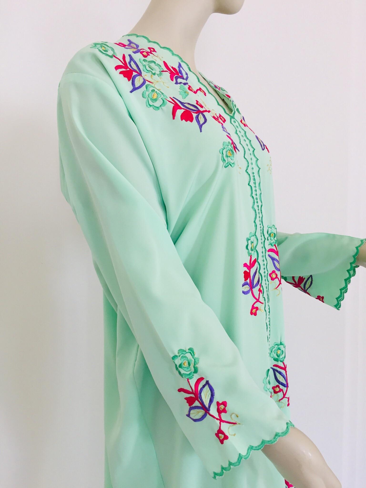 Caftan marocain vert avec broderie florale en vente 8