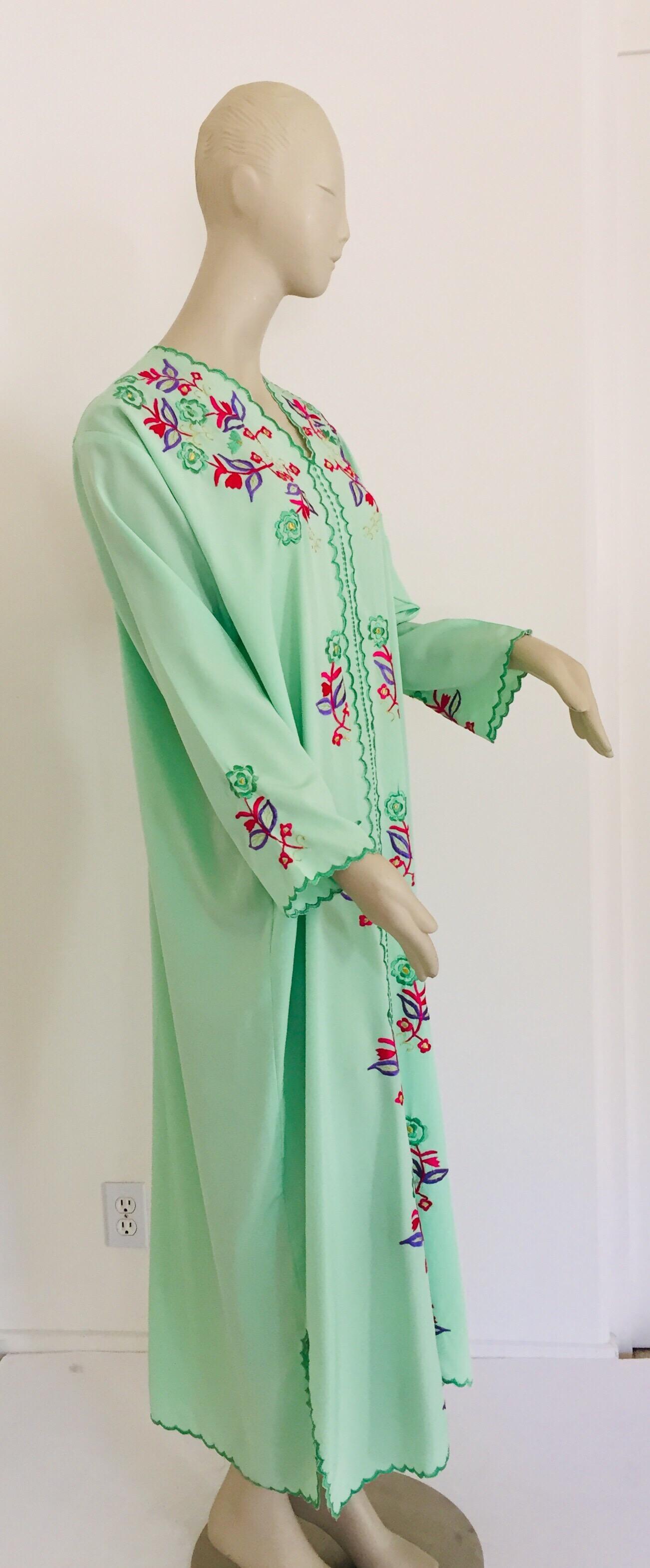 Elegant caftan marocain avec motifs floraux brodés,
vers les années 1970.
Le kaftan présente une encolure traditionnelle, avec des fentes latérales et des manches et un devant embellis.
Au Maroc, la mode conserve son style traditionnel hérité des