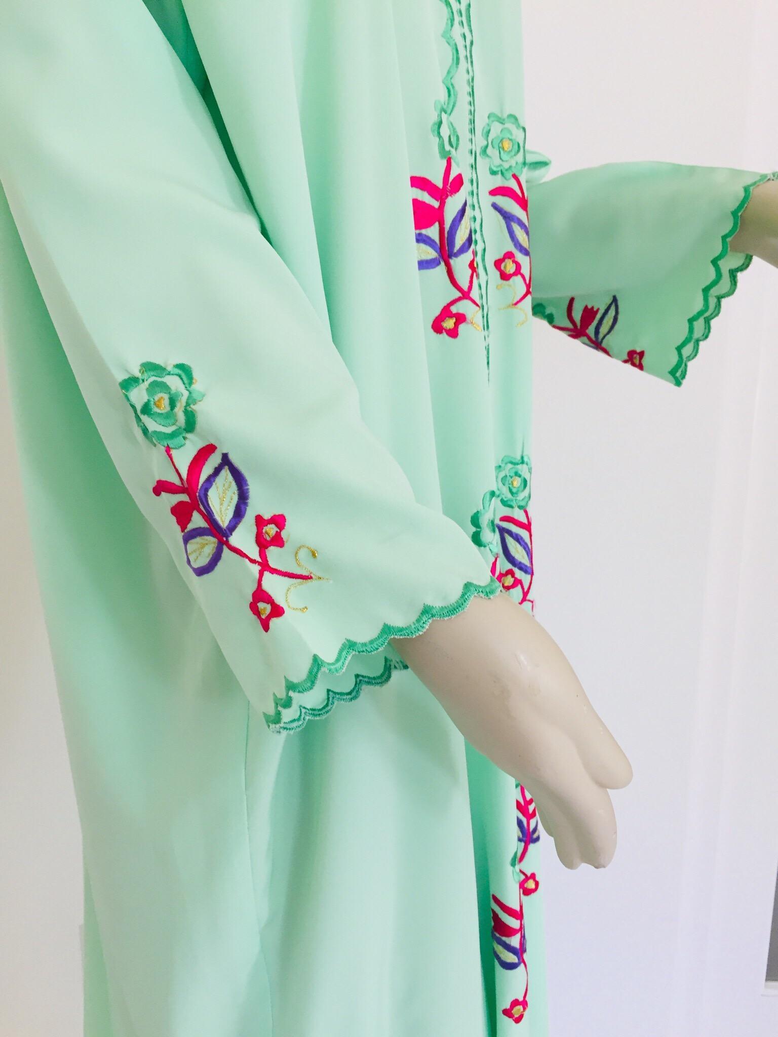 Donna Caftano marocchino verde con ricami floreali, Kaftan in vendita