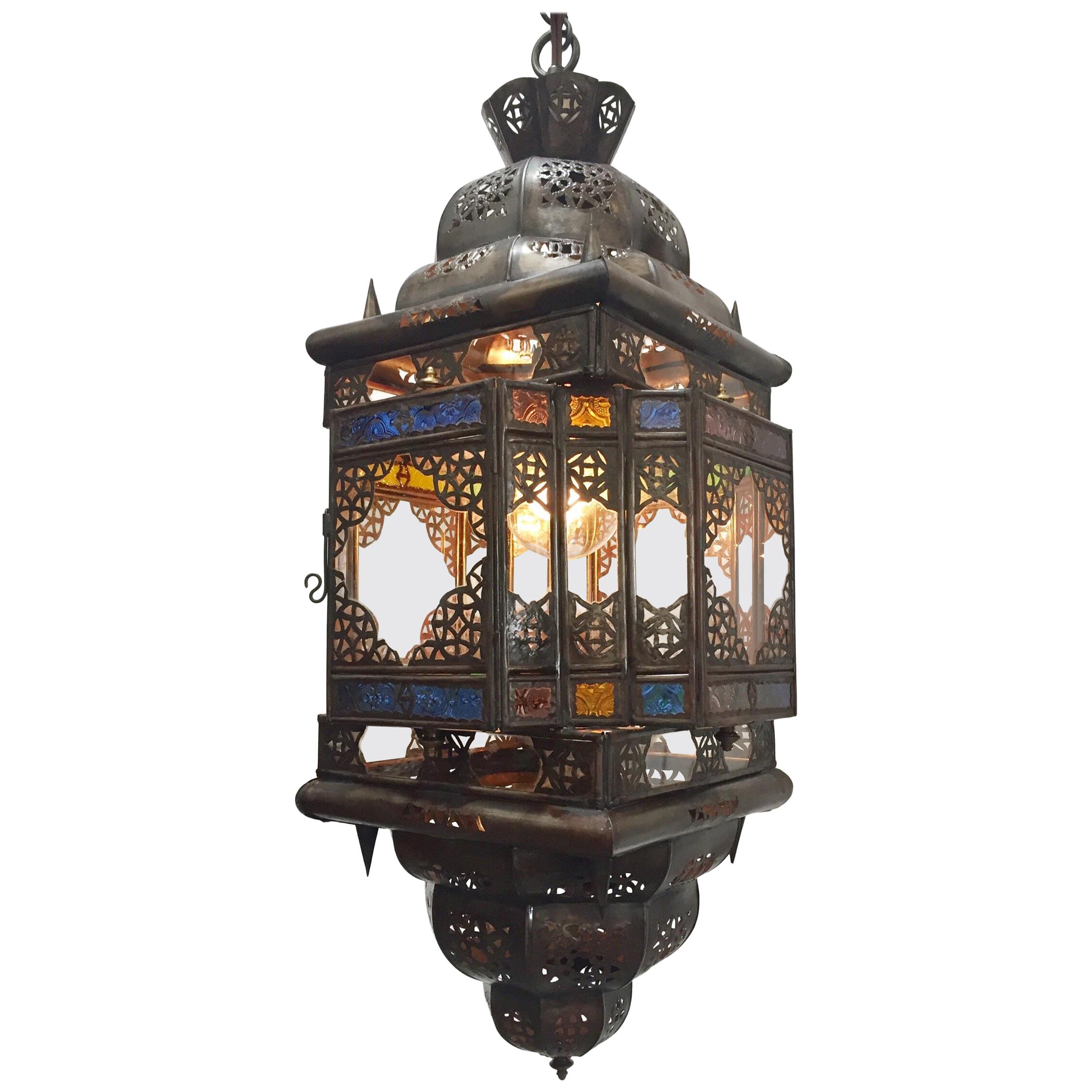 Lanterne d'entrée marocaine avec verre multicolore de style mauresque