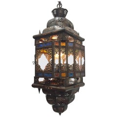 Lanterne d'entrée marocaine avec verre multicolore de style mauresque