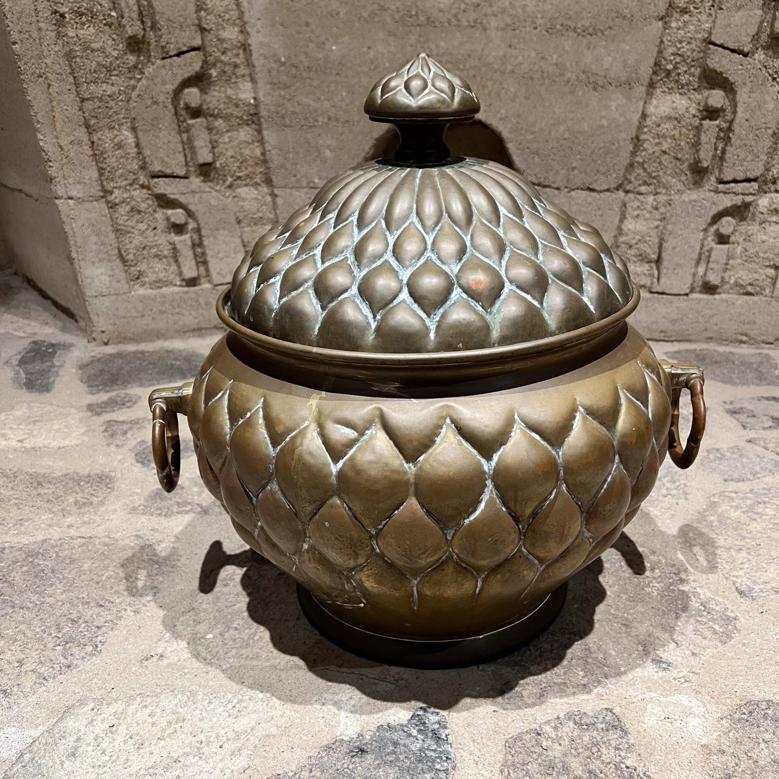 Bellissimo contenitore marocchino con coperchio in rame martellato
Motivo del loto
non marcato
18 h x 18 l x 15 di diametro
Usato d'epoca. Patina presente
Fai riferimento alle immagini elencate