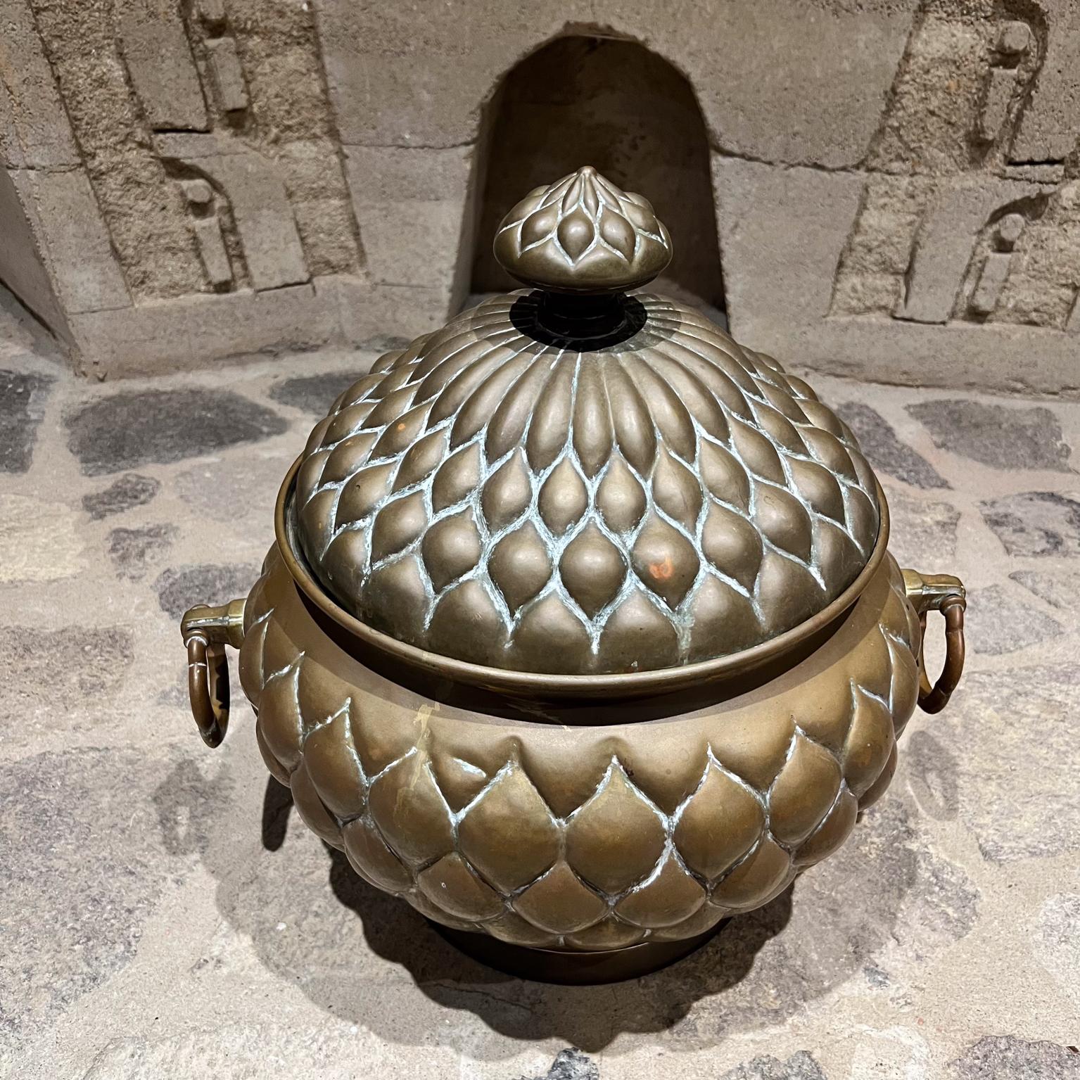 Islamico Vaso con coperchio Lotus in rame martellato marocchino in vendita