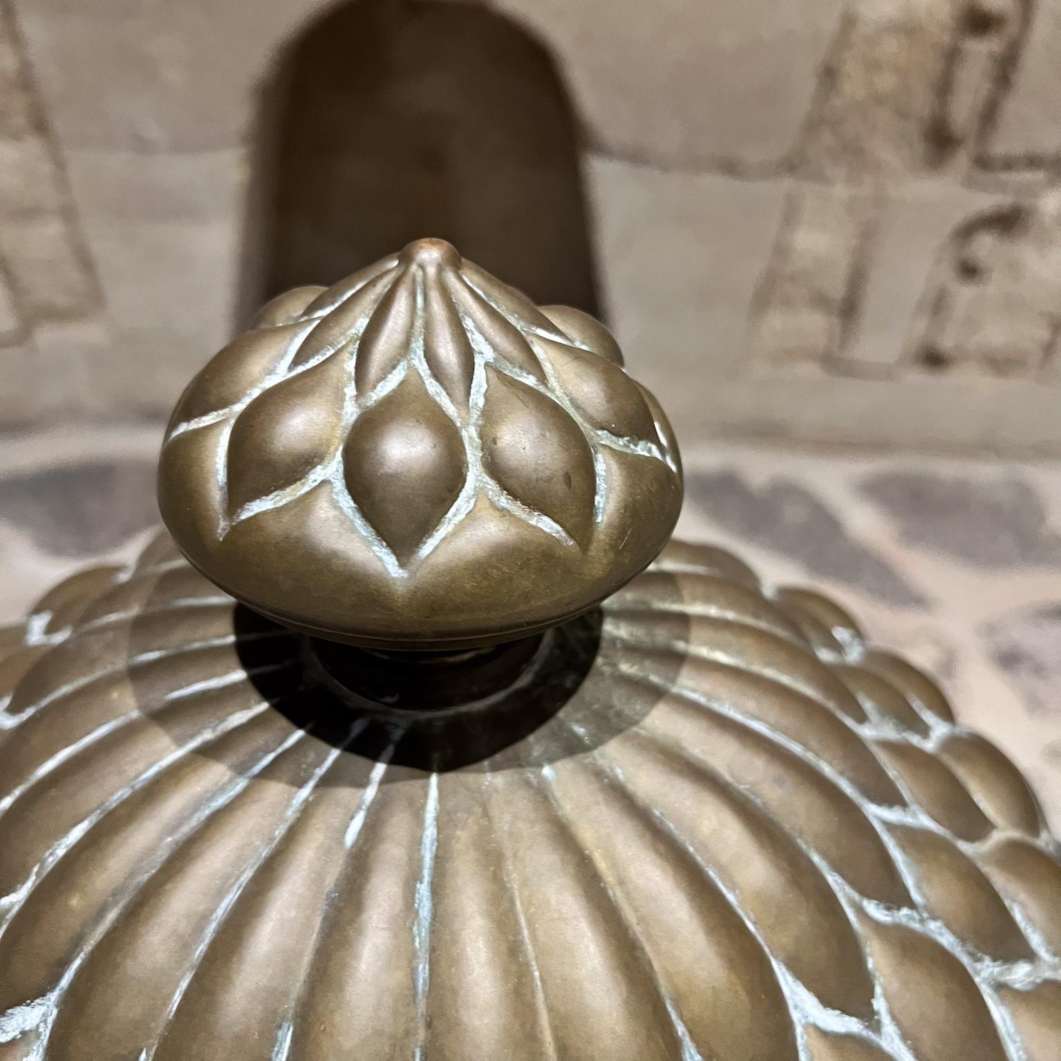 Vaso con coperchio Lotus in rame martellato marocchino In condizioni buone in vendita a Chula Vista, CA