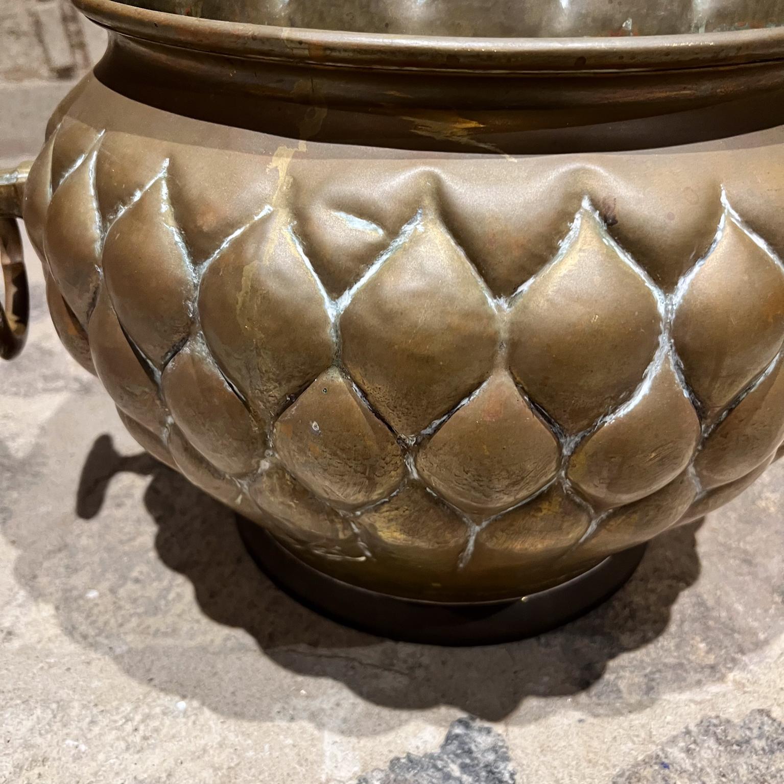 XX secolo Vaso con coperchio Lotus in rame martellato marocchino in vendita