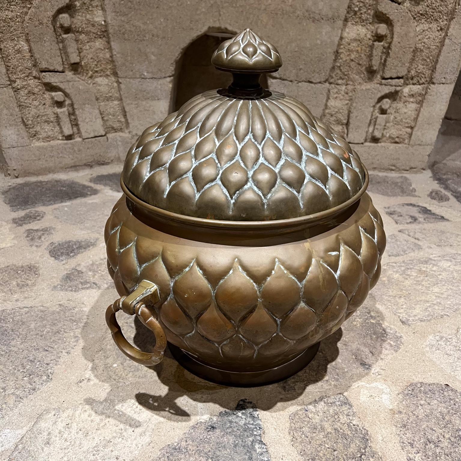 Rame Vaso con coperchio Lotus in rame martellato marocchino in vendita