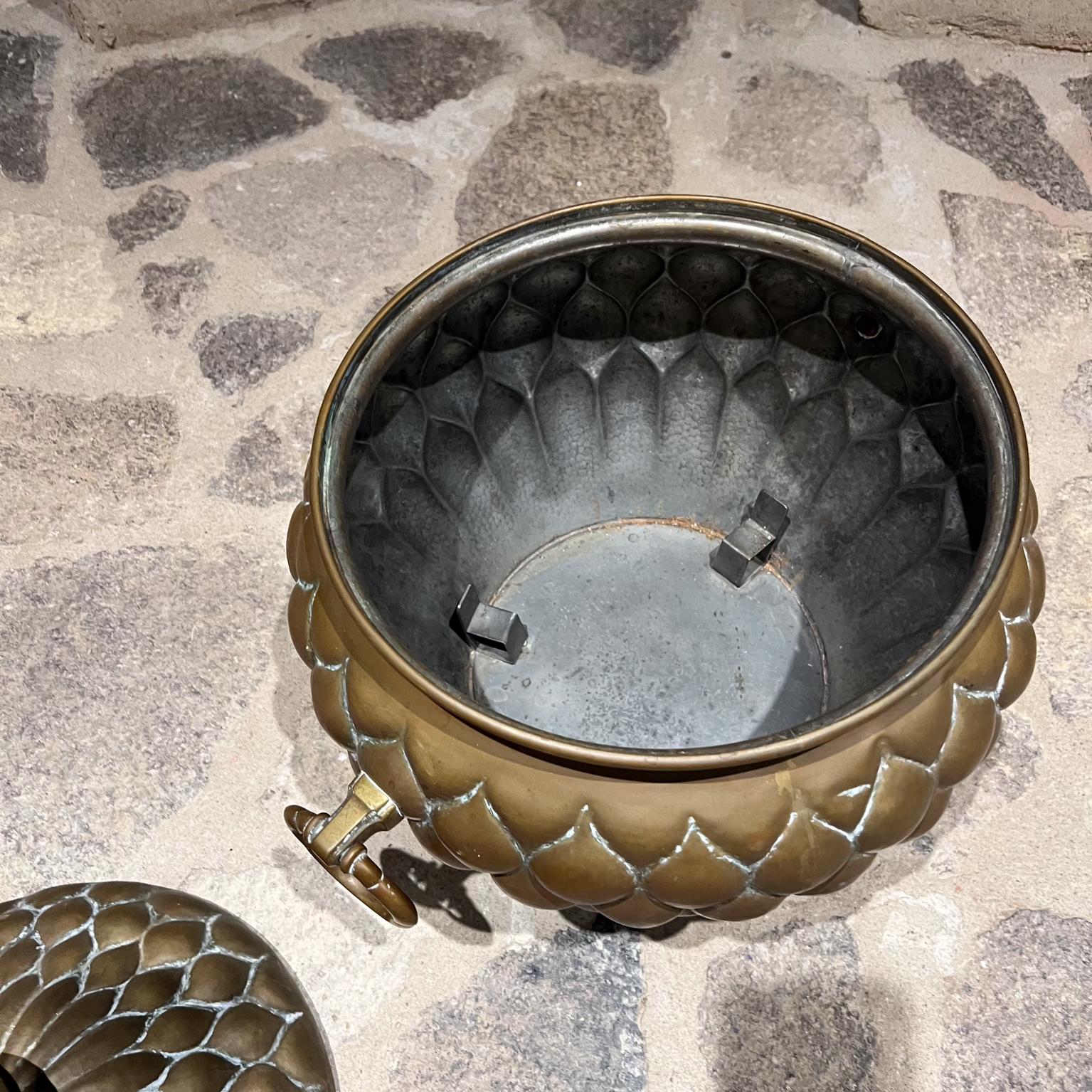 Vaso con coperchio Lotus in rame martellato marocchino in vendita 2