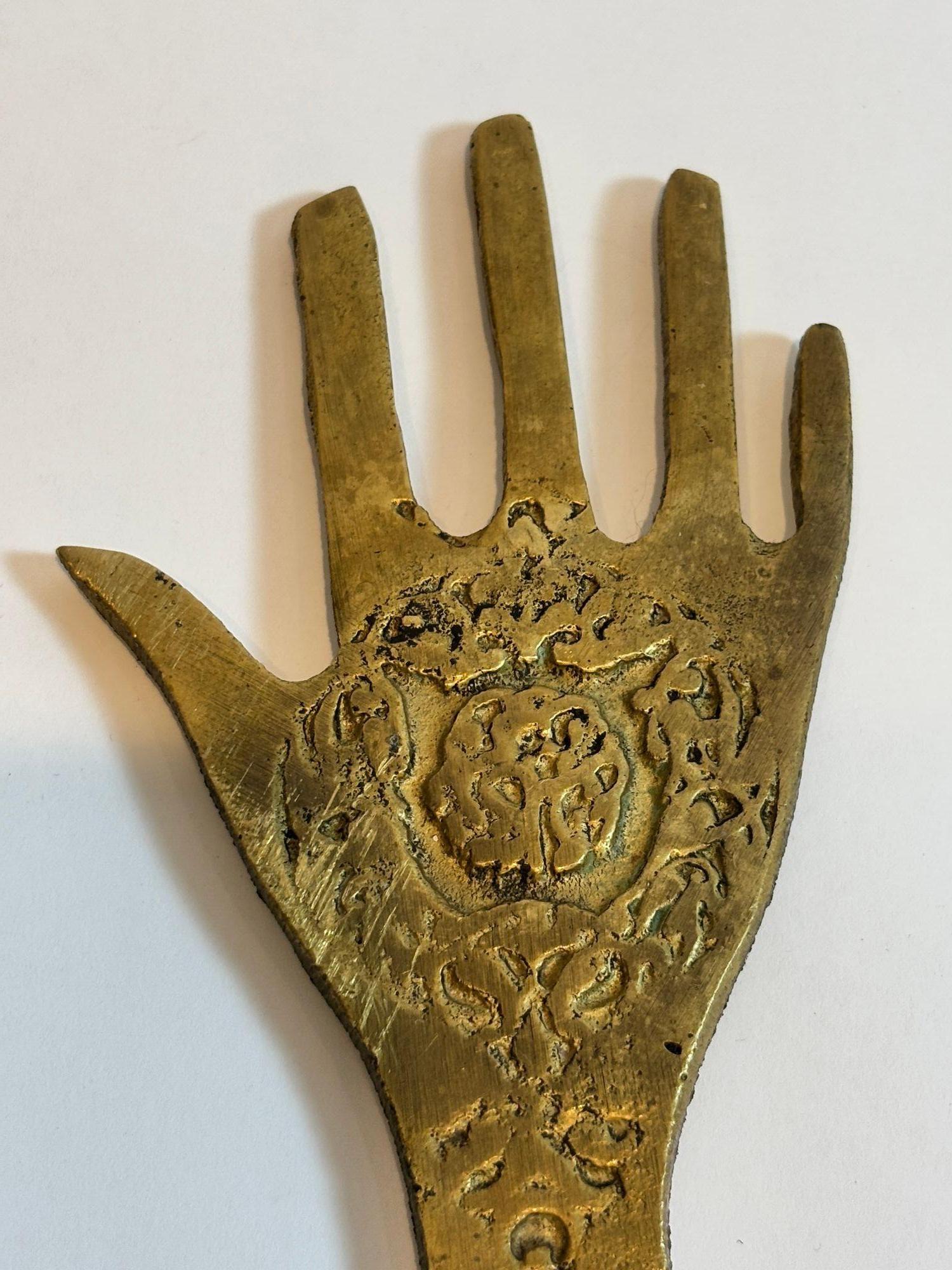 Marokkanische Hamsa Hand Messing Flaschenöffner Boho Talisman Barware 1960s (Moderne der Mitte des Jahrhunderts) im Angebot