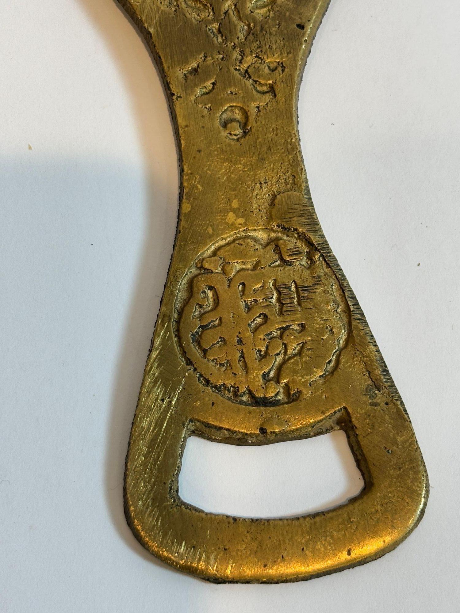 Marokkanische Hamsa Hand Messing Flaschenöffner Boho Talisman Barware 1960s (Gegossen) im Angebot