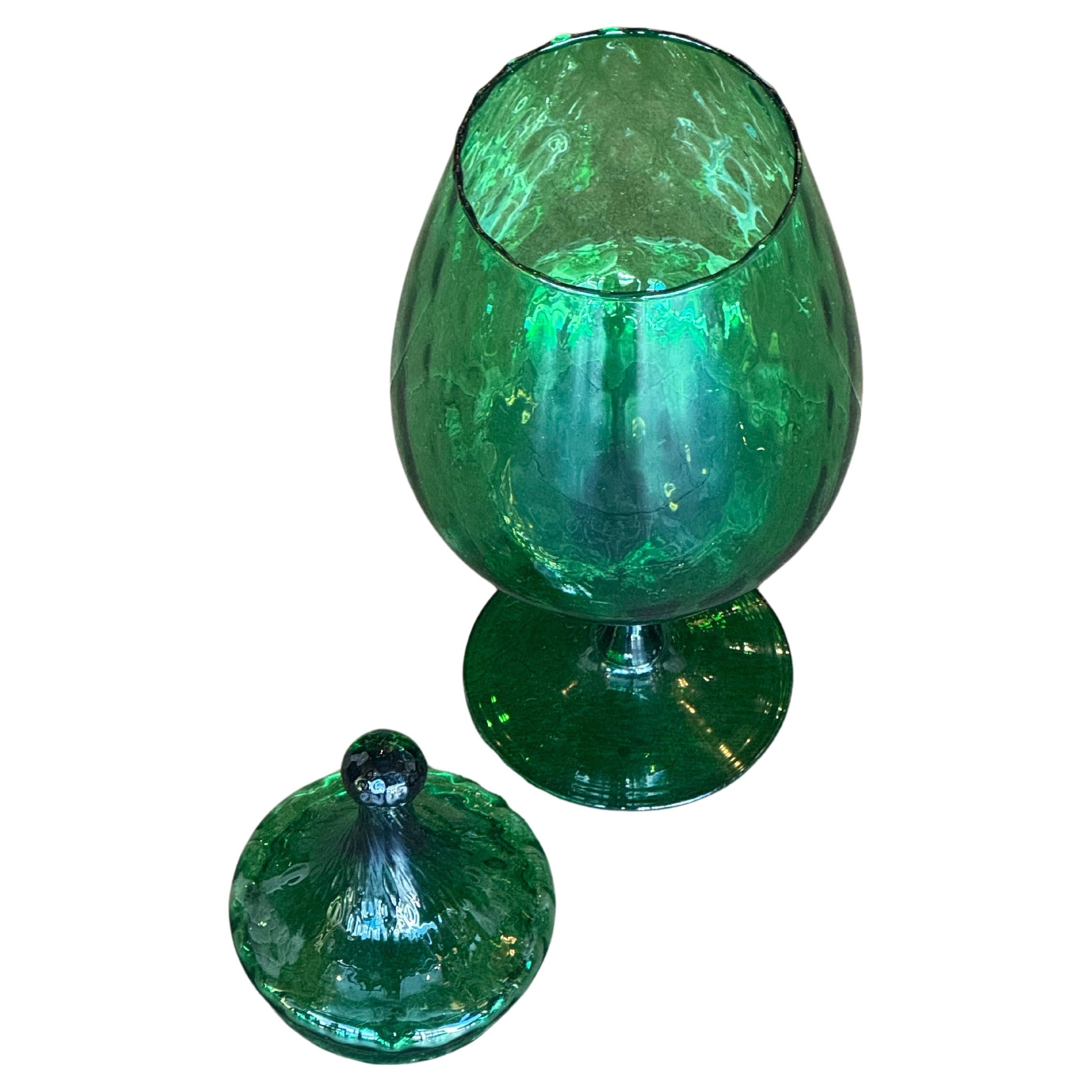 Smaragdgrüner mundgeblasener Glassockel mit Deckel
Aus Marokko von Martyn Lawrence Bullard



