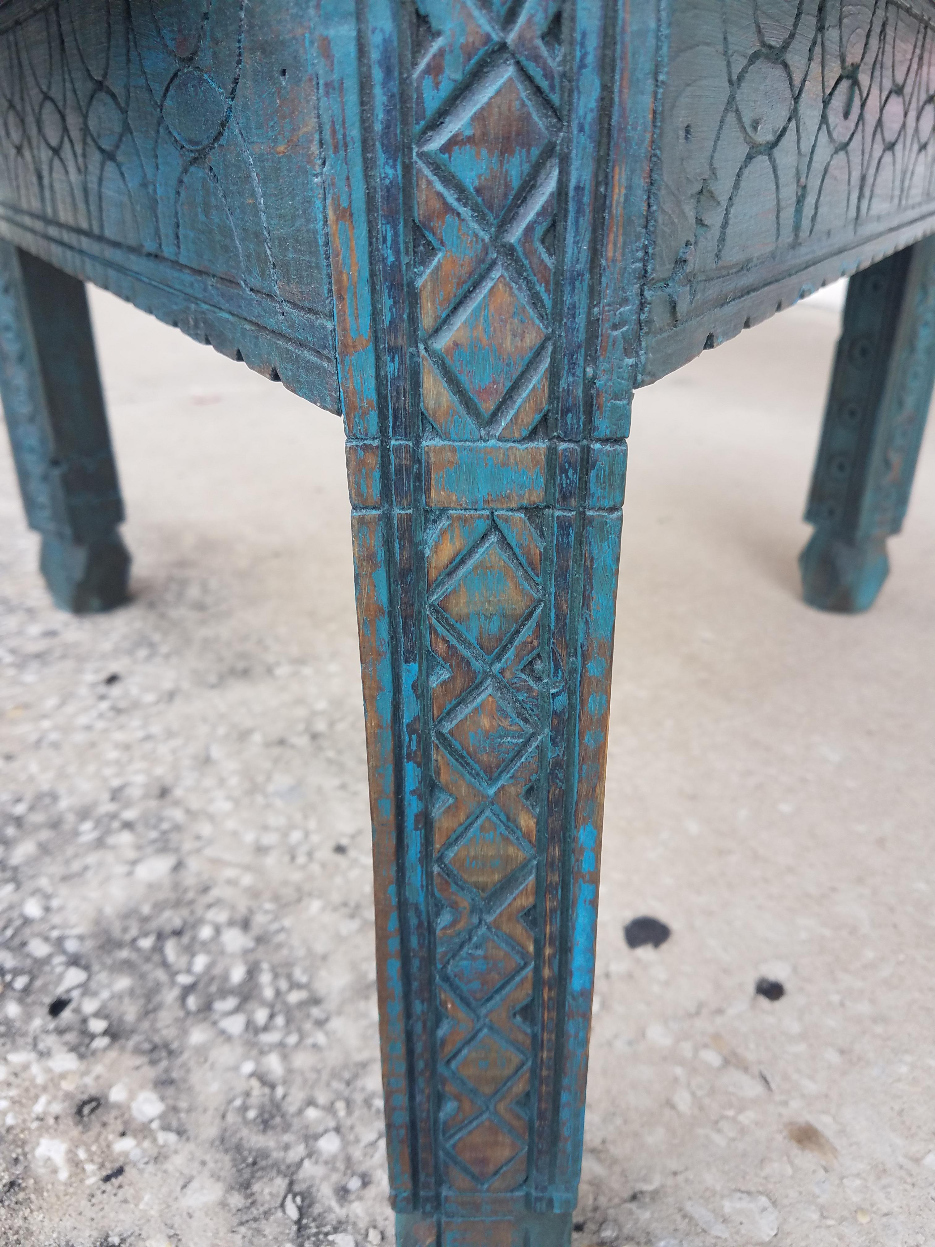 Moroccan Hand Carved Wooden Coffee Table, Turquoise Round im Zustand „Gut“ in Orlando, FL