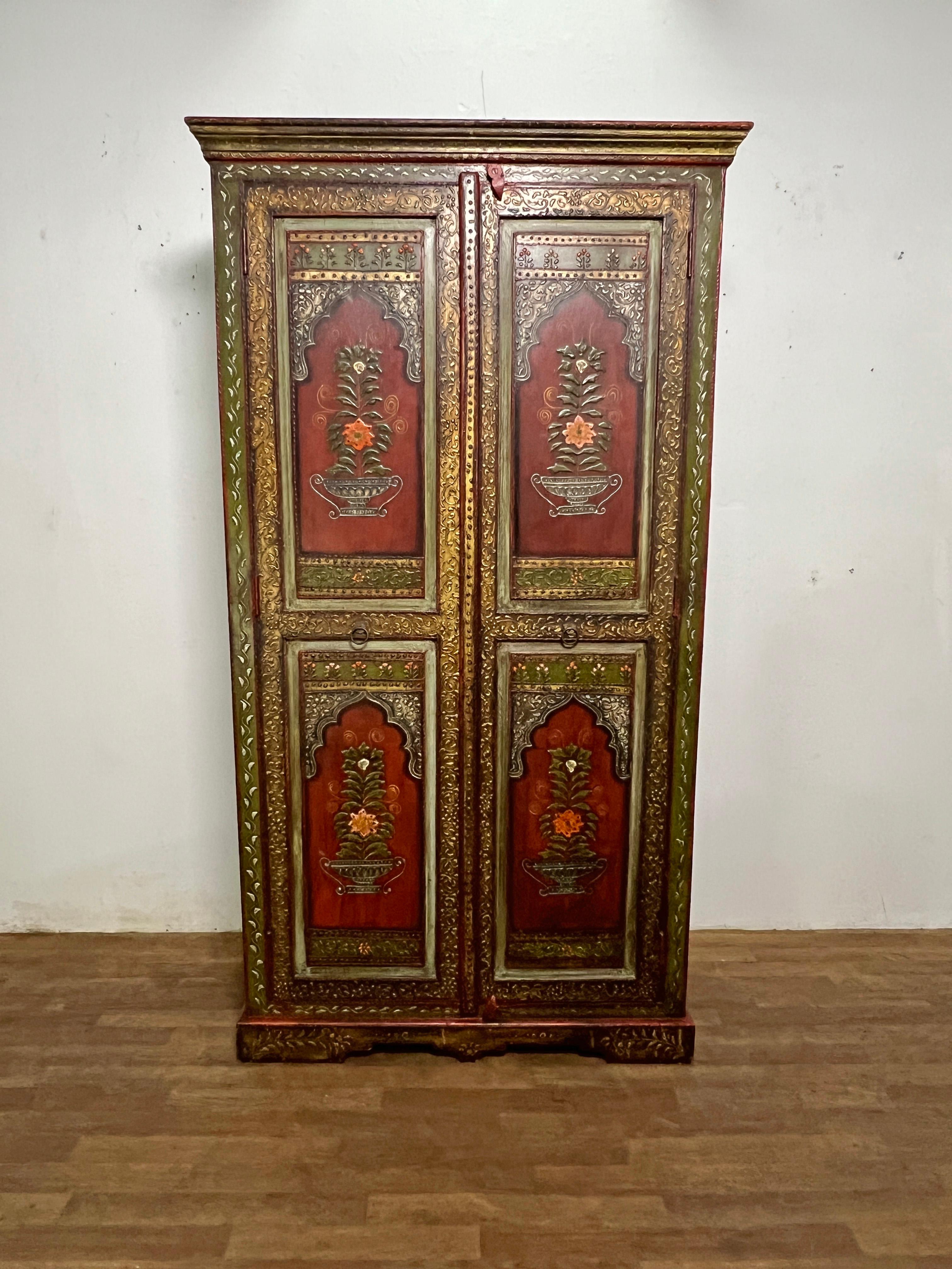 Armario marroquí hecho a mano con elaborada ornamentación pintada y tallada según la tradición bereber. Estos armarios de madera de cedro se han utilizado durante siglos para proteger valiosas lanas de los daños de la polilla.