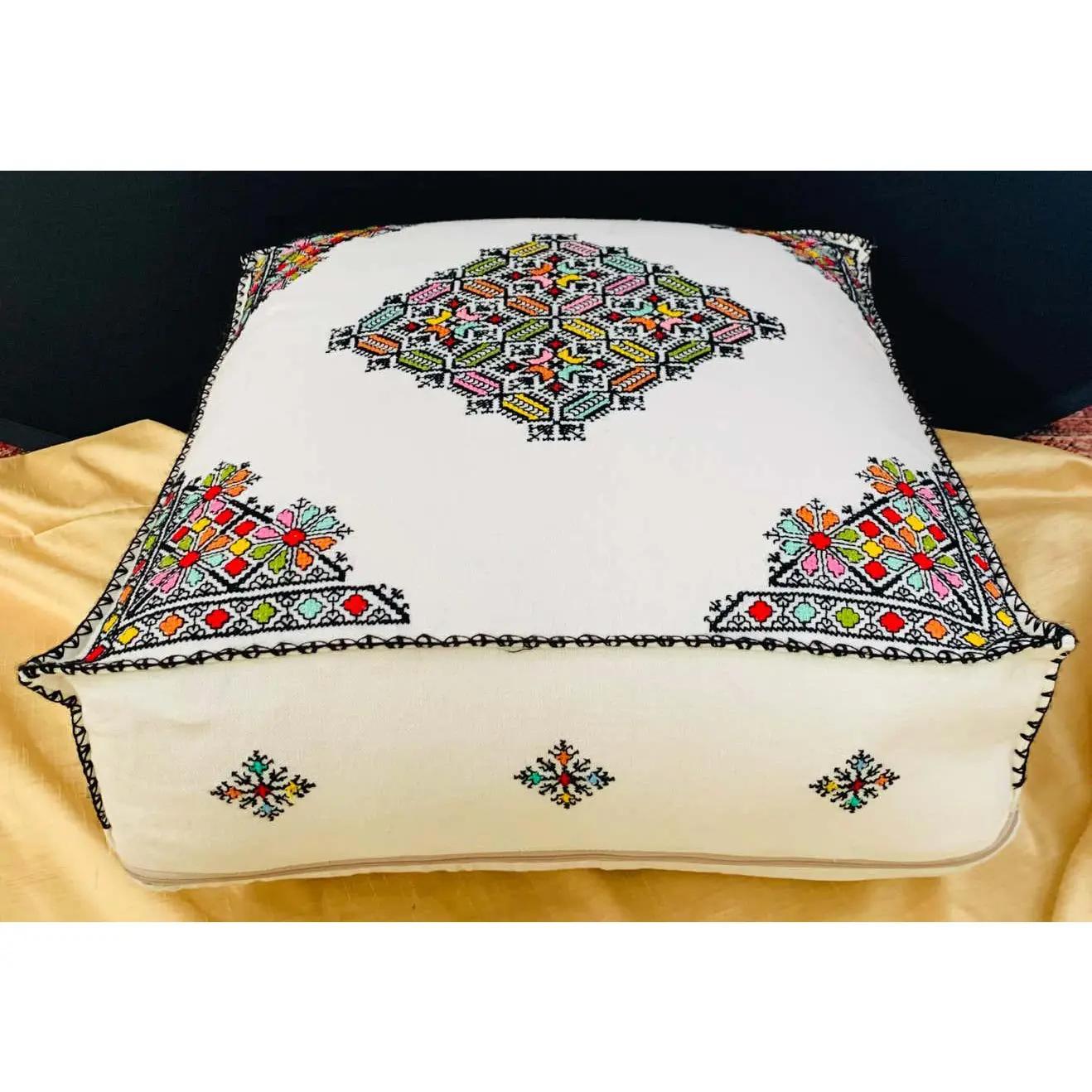 Un grand pouf blanc marocain tissé à la main, de forme carrée, avec un coussin ou un pouf. Cet ottoman ou pouf accrocheur donnera un air de majesté exotique à votre DEN ou votre salon. Fabriqué à la main par des maîtres artisans dans la ville de Fès