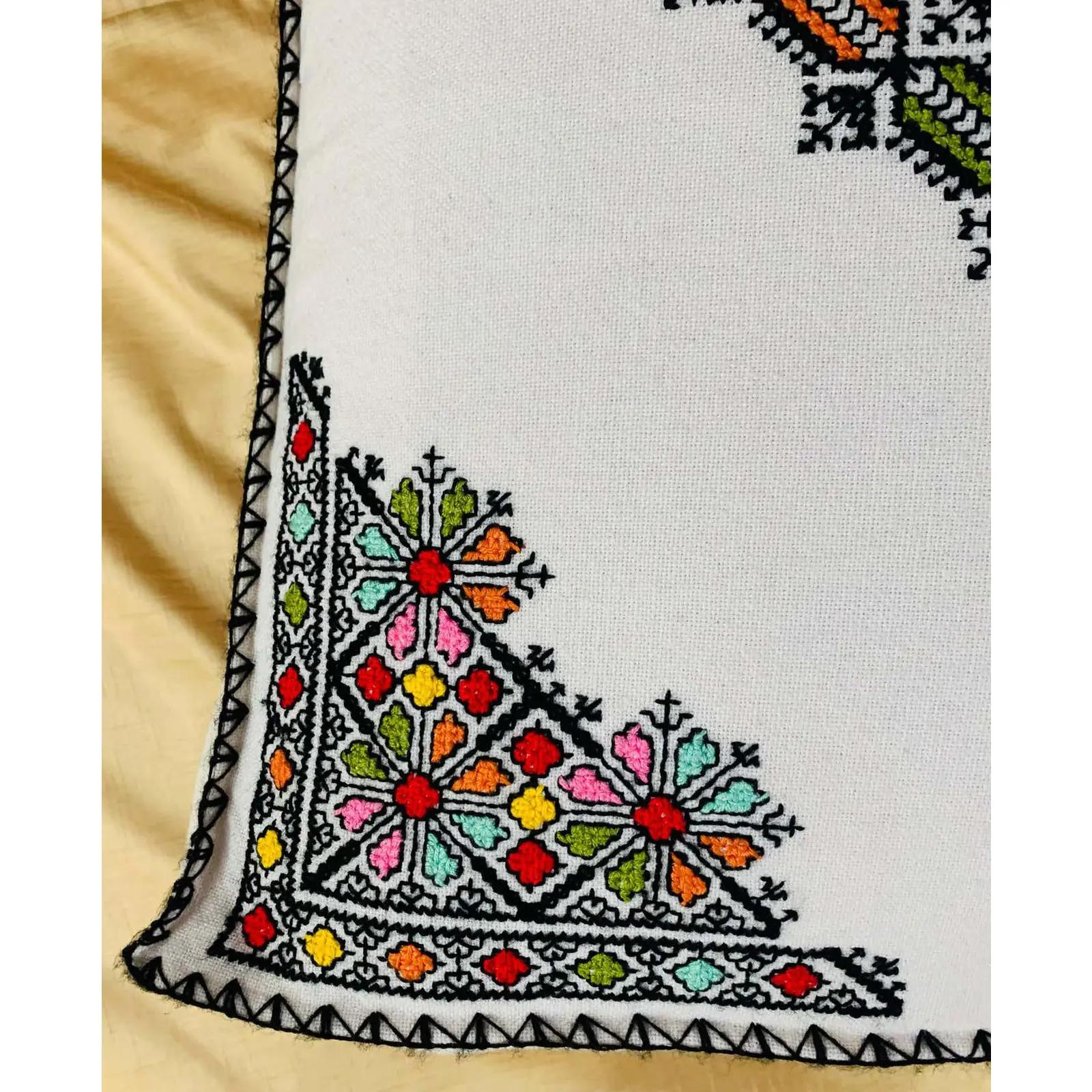 Tissé à la main Grand pouf, coussin ou pouf blanc brodé à la main de style marocain en vente