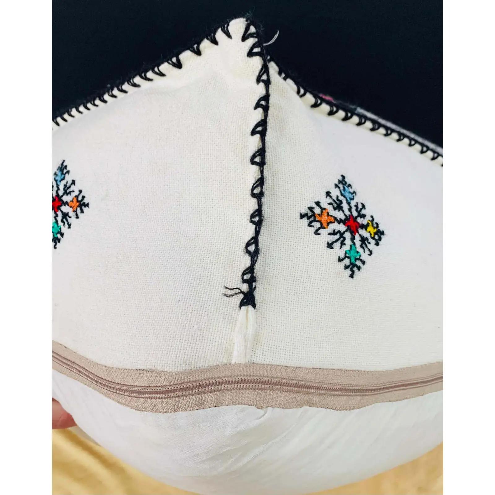 Fin du 20e siècle Grand pouf, coussin ou pouf blanc brodé à la main de style marocain en vente