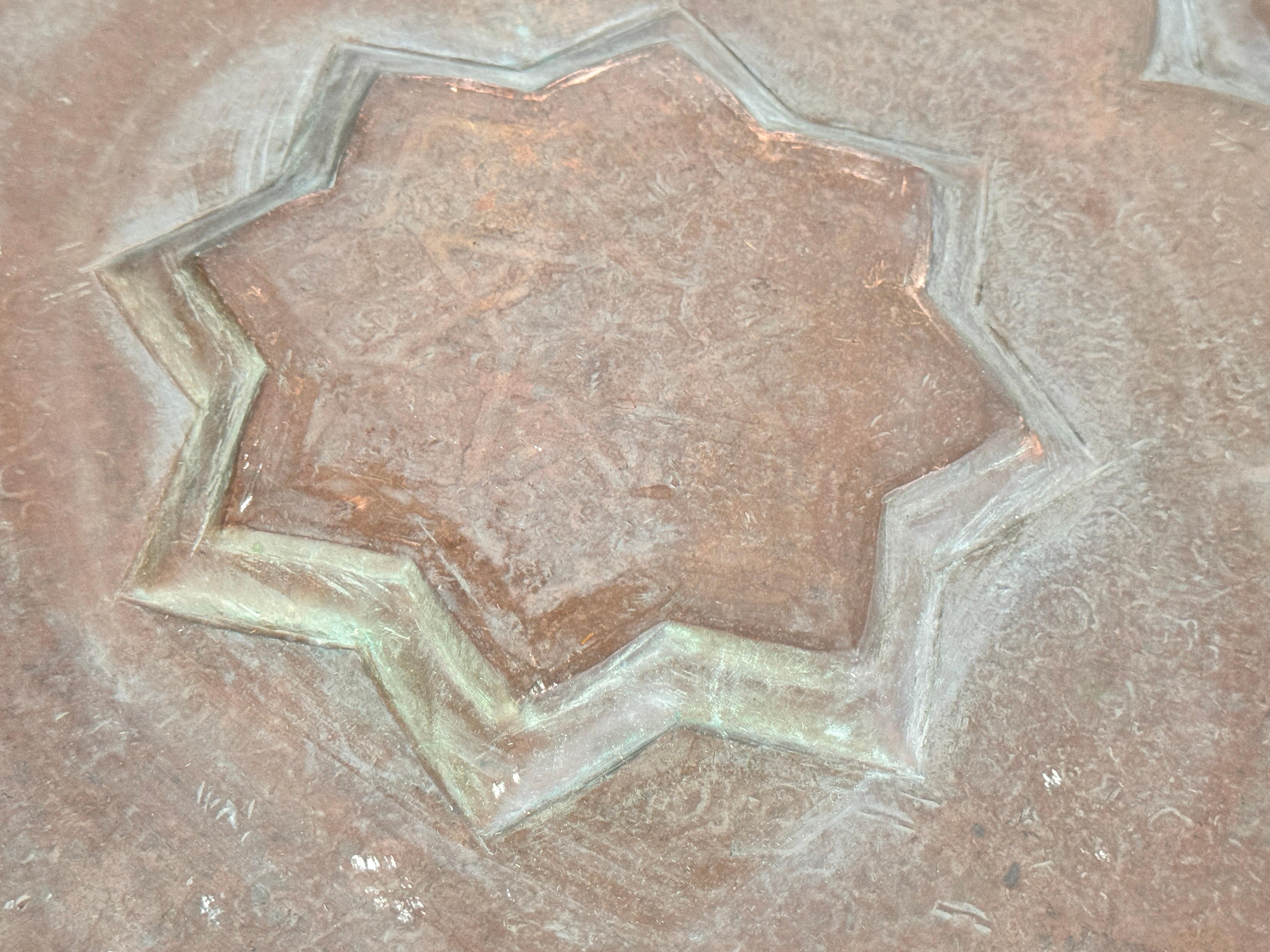 Cargador marroquí de cobre martillado a mano y perforado Mediados del siglo XX Marroquí en venta