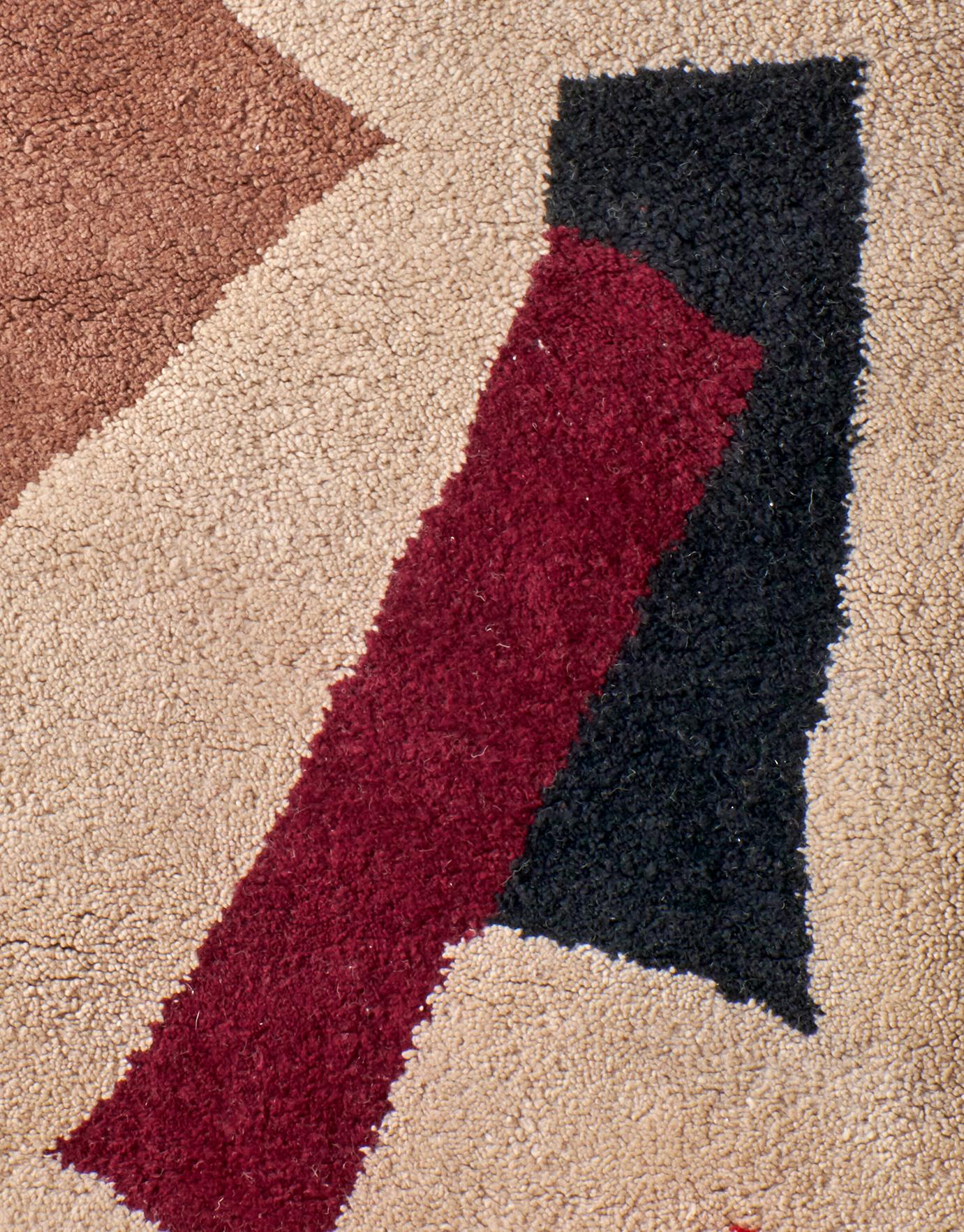 Die Entwine-Kollektion von Decken und Teppichen von Maria Jeglinska zeigt eine eher zufällige Anwendung von Farben und Linien, die Poesie des Rasters ist immer noch vorhanden, aber das Design bewegt sich auf seine Auflösung zu. Die