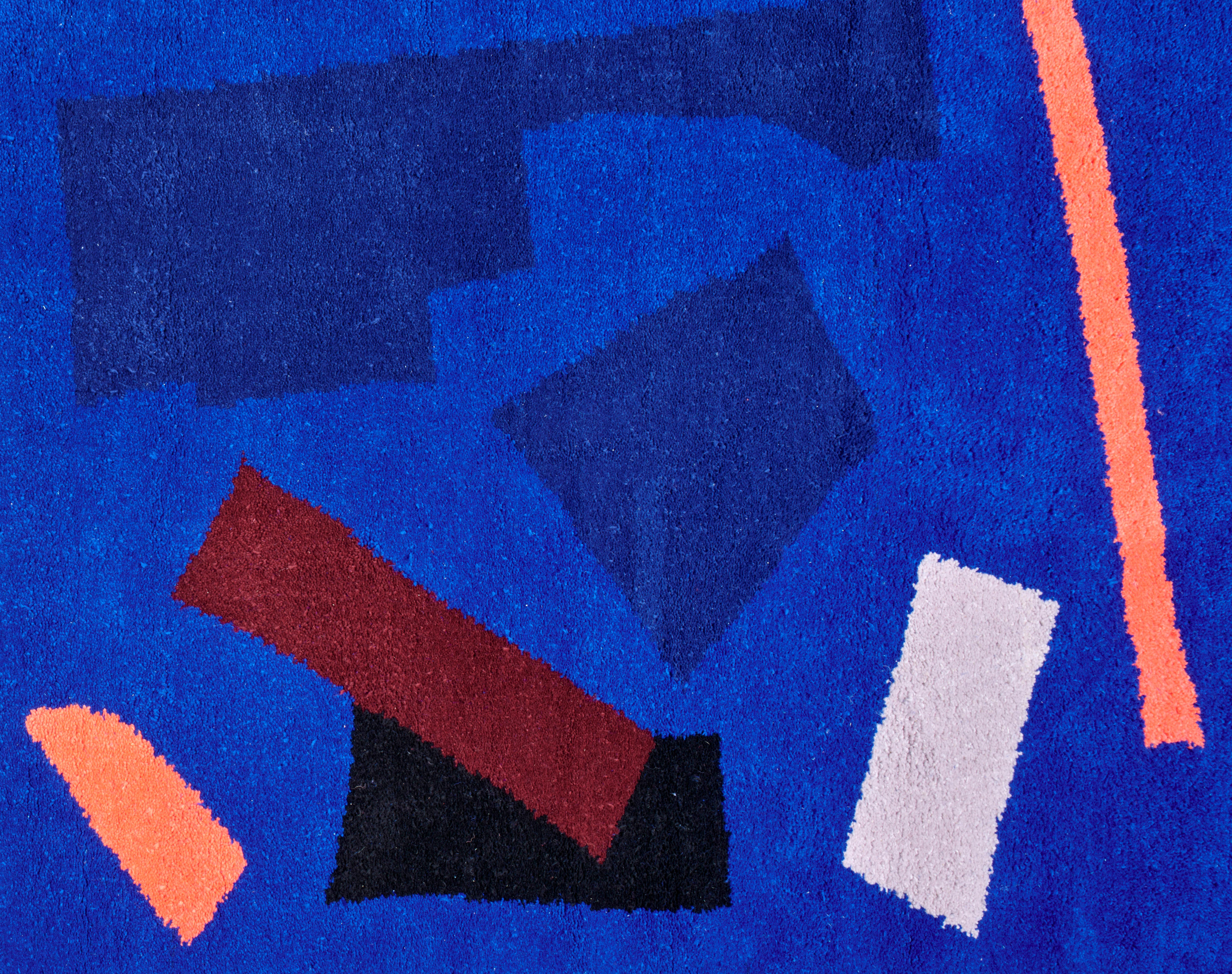 La collection Entwine de couvertures et de tapis de Maria Jeglinska montre une application plus aléatoire des couleurs et des lignes, la poétique de la grille est toujours là mais le design se dirige vers sa décomposition. La contamination