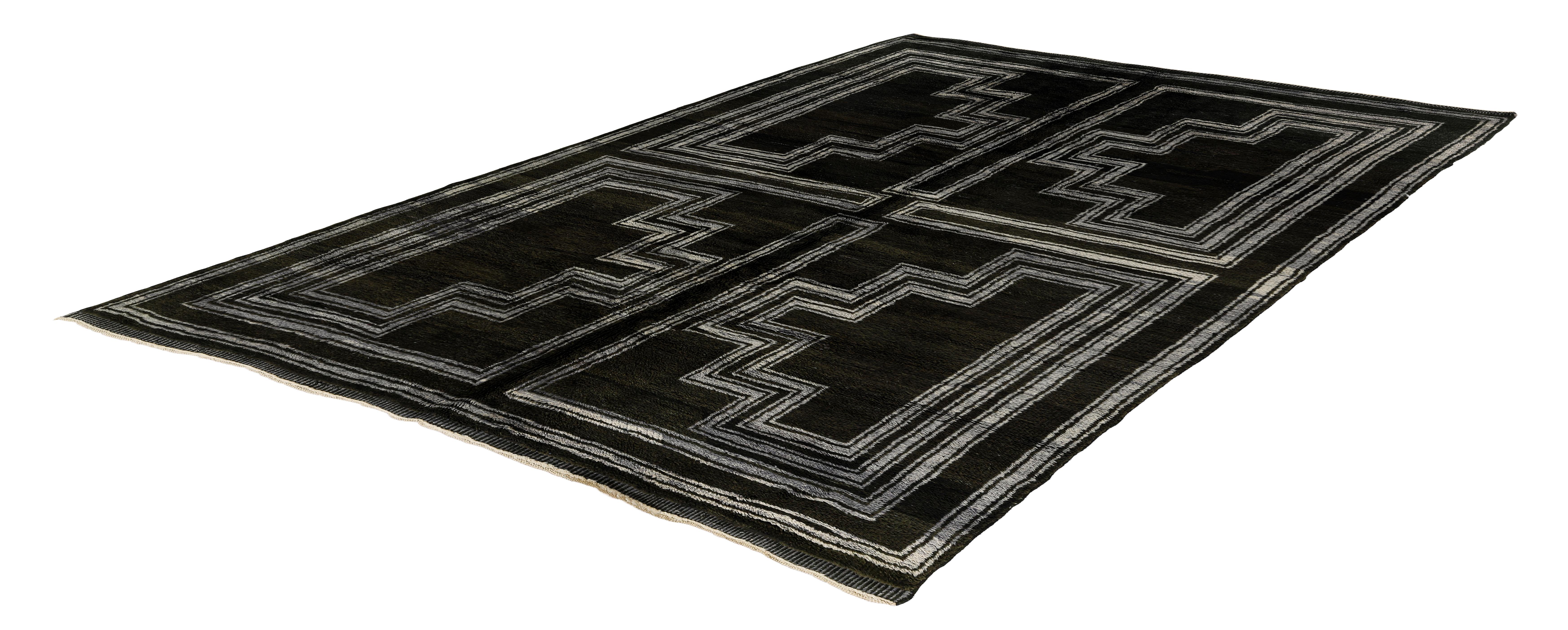 Moroccan Hand-Knotted Wool Rug with Geometric Black and Ivory Maze Design In New Condition For Sale In New York, NY