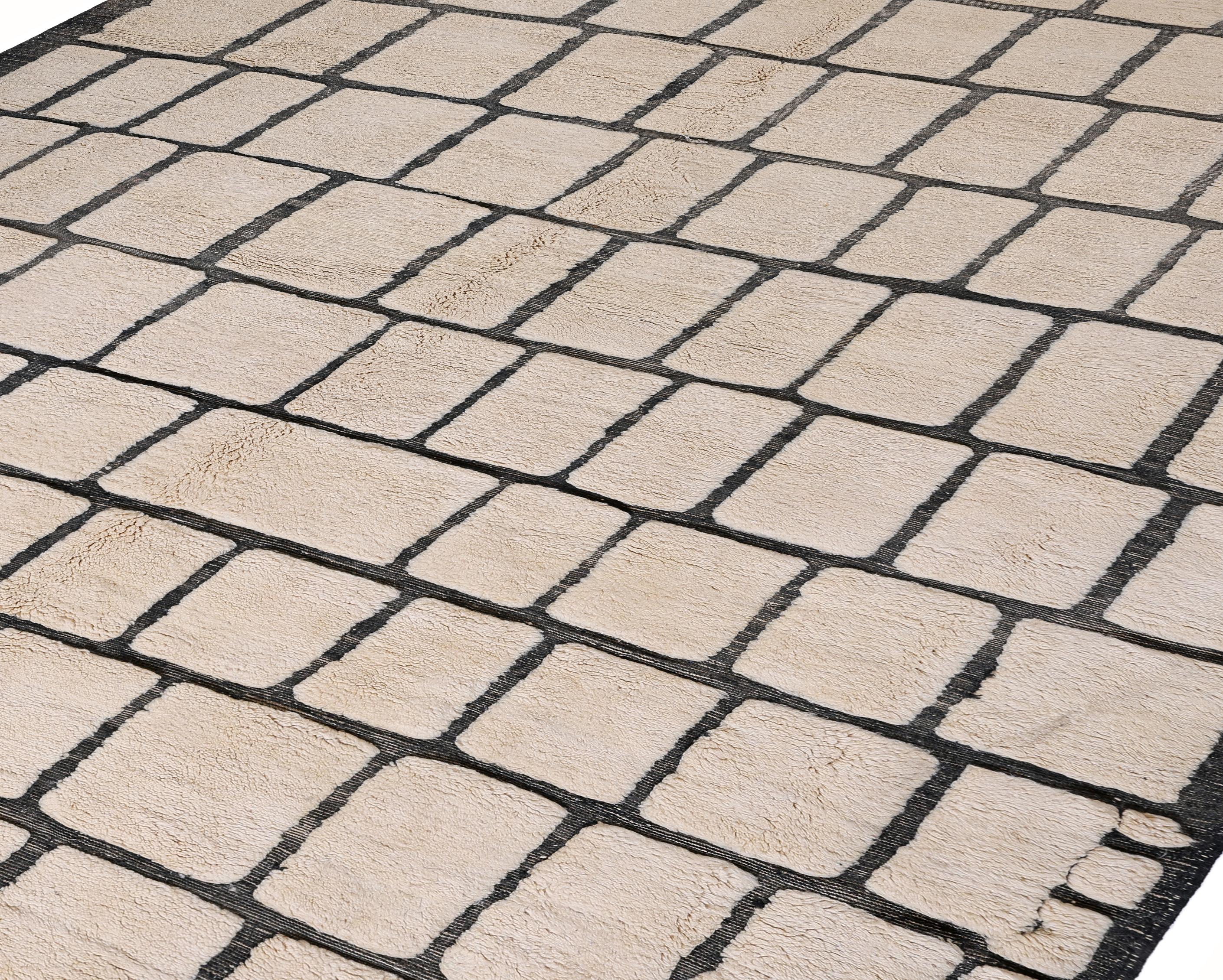 Marokkanischer handgeknüpfter Wollteppich mit Gittermotiv in Creme und Anthrazit (Organische Moderne) im Angebot