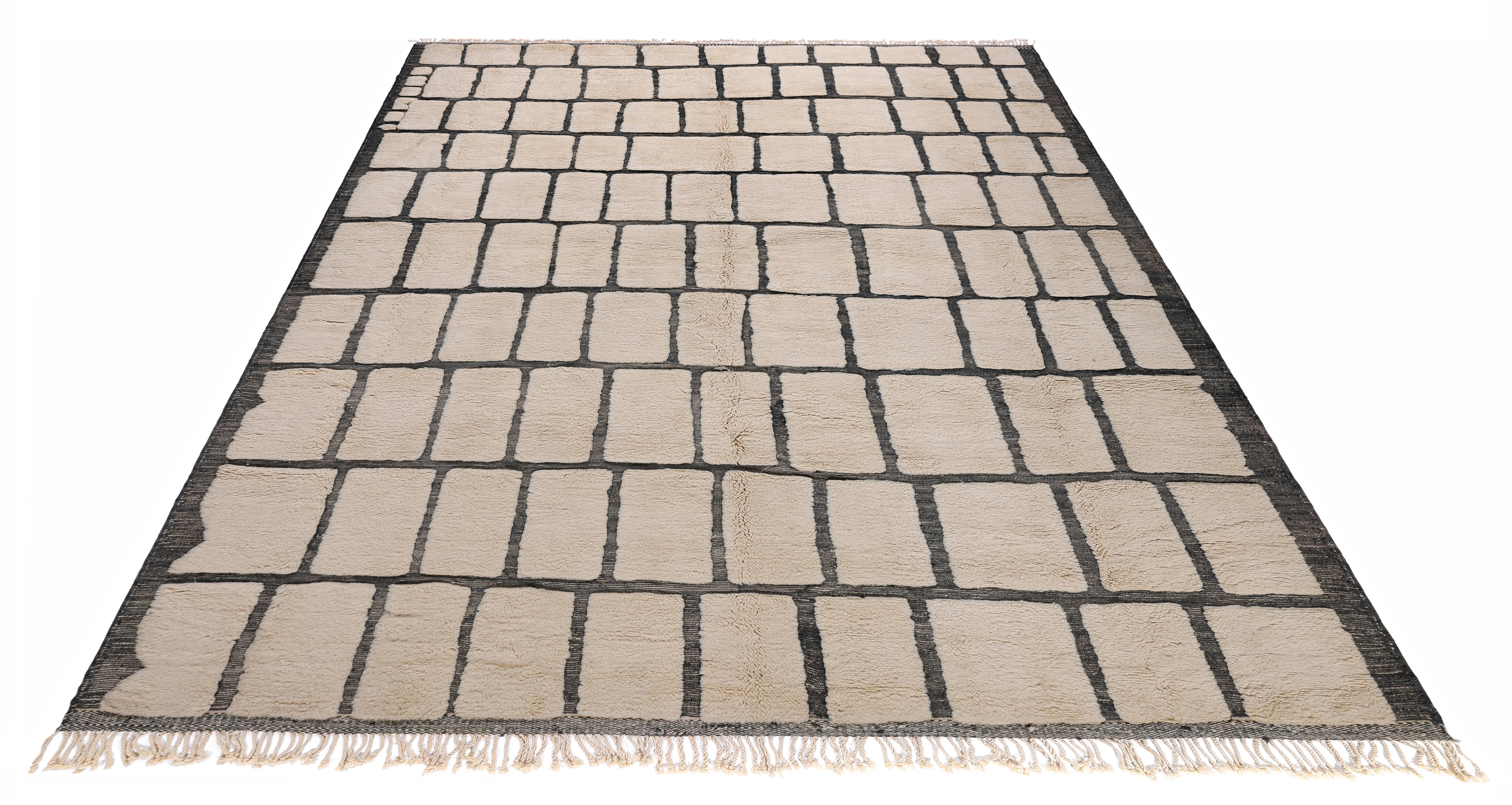 Marokkanischer handgeknüpfter Wollteppich mit Gittermotiv in Creme und Anthrazit (21. Jahrhundert und zeitgenössisch) im Angebot