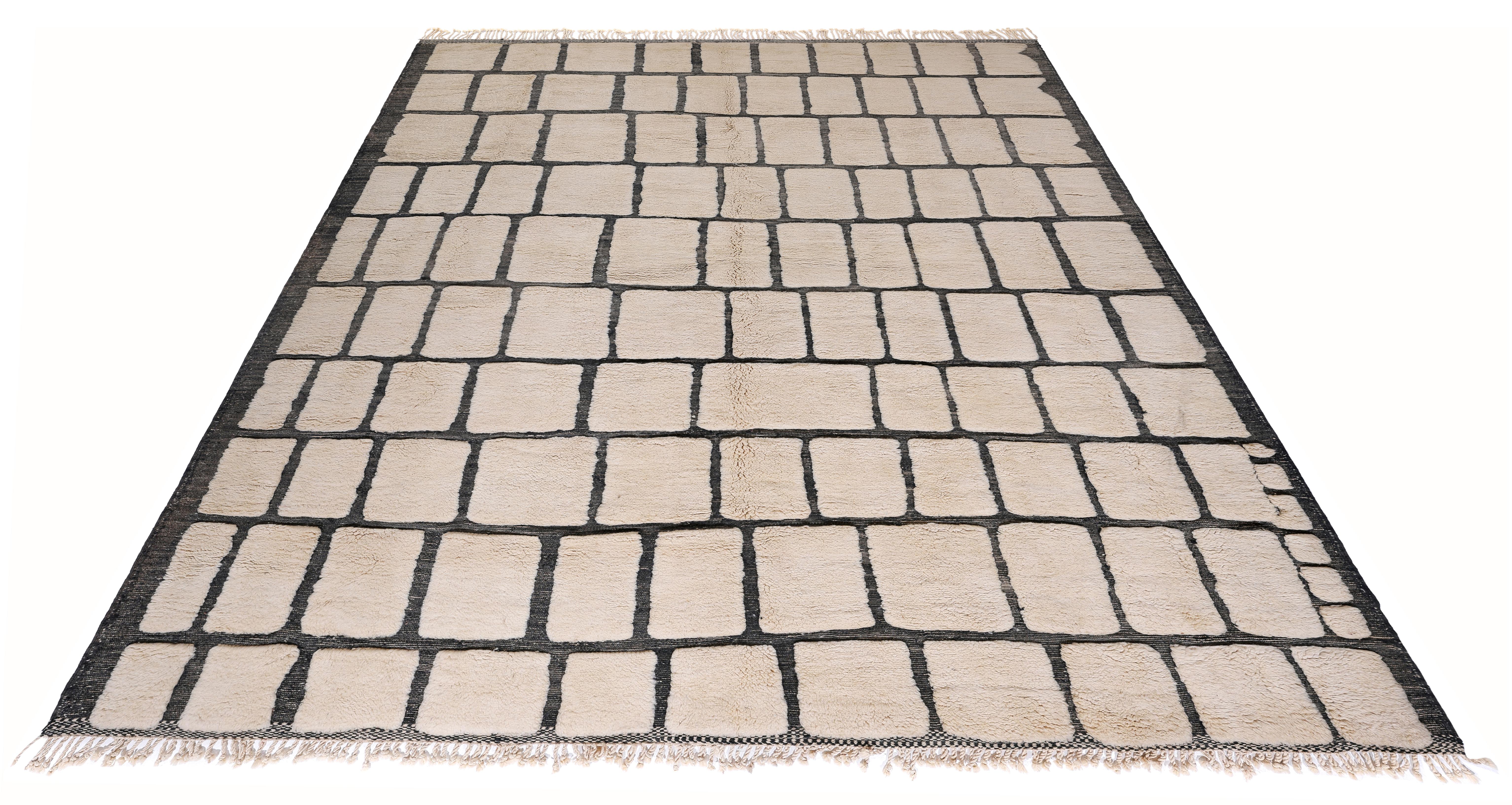 Marokkanischer handgeknüpfter Wollteppich mit Gittermotiv in Creme und Anthrazit (Wolle) im Angebot