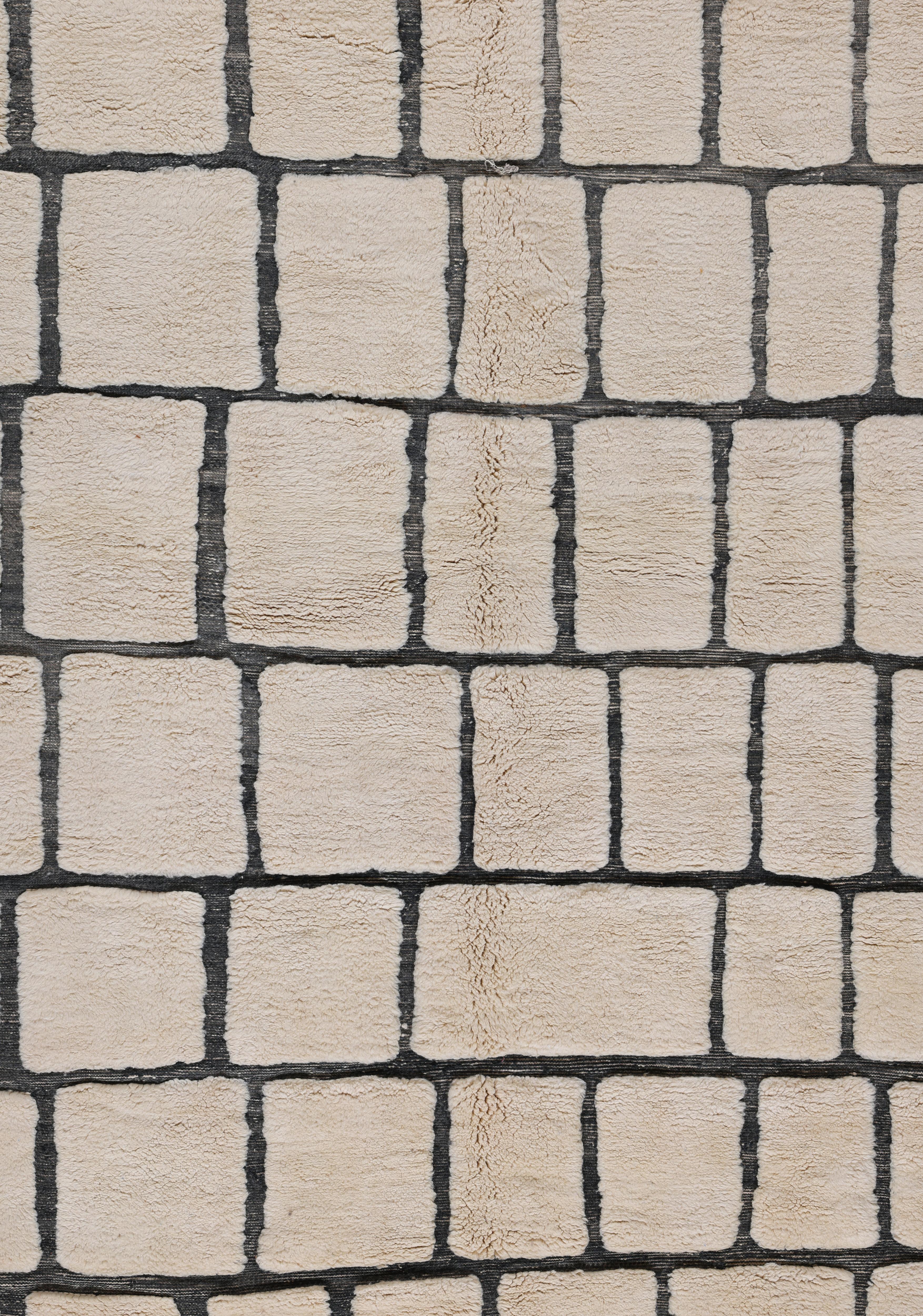 Marokkanischer handgeknüpfter Wollteppich mit Gittermotiv in Creme und Anthrazit im Angebot 1