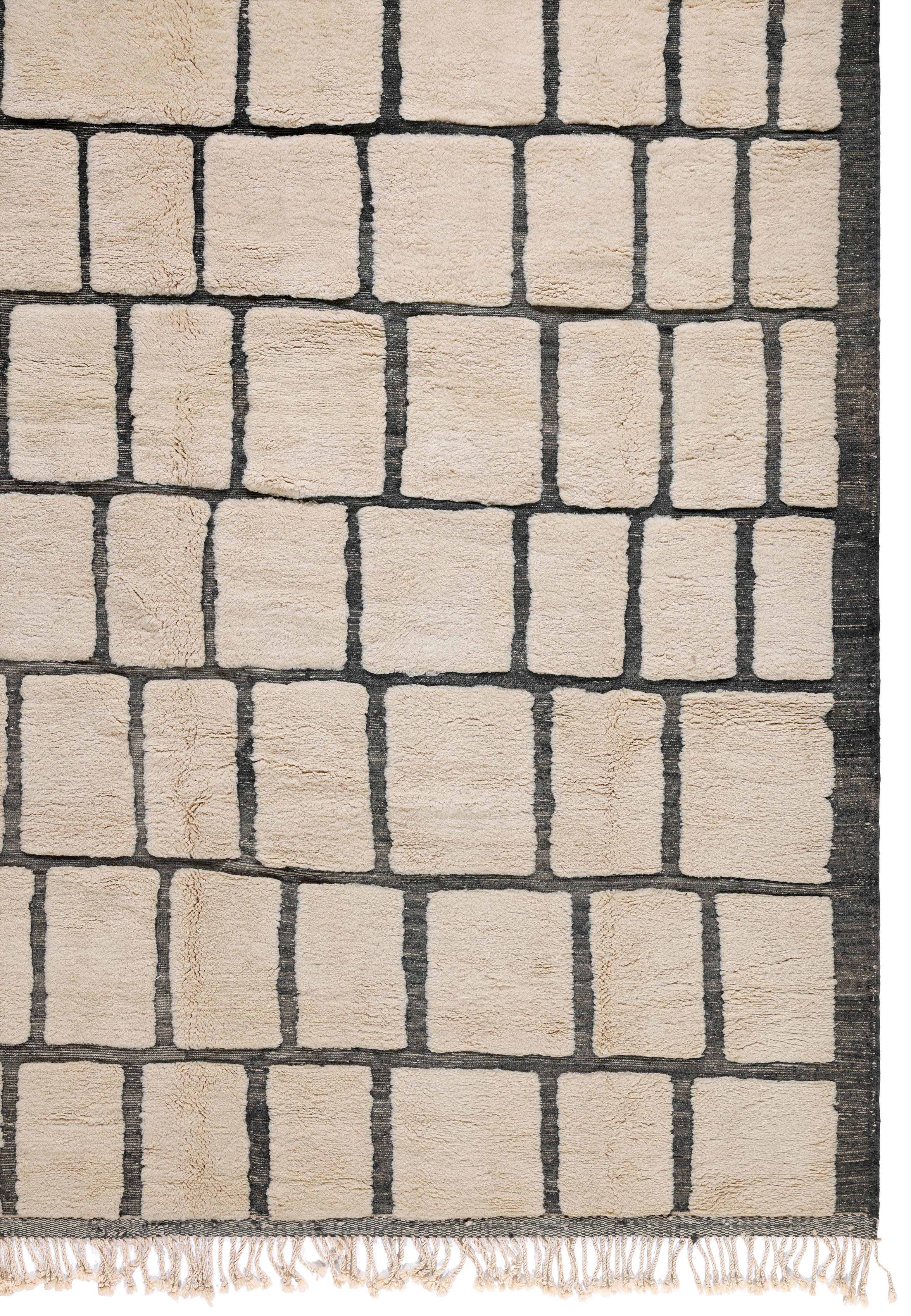 Marokkanischer handgeknüpfter Wollteppich mit Gittermotiv in Creme und Anthrazit im Angebot 2