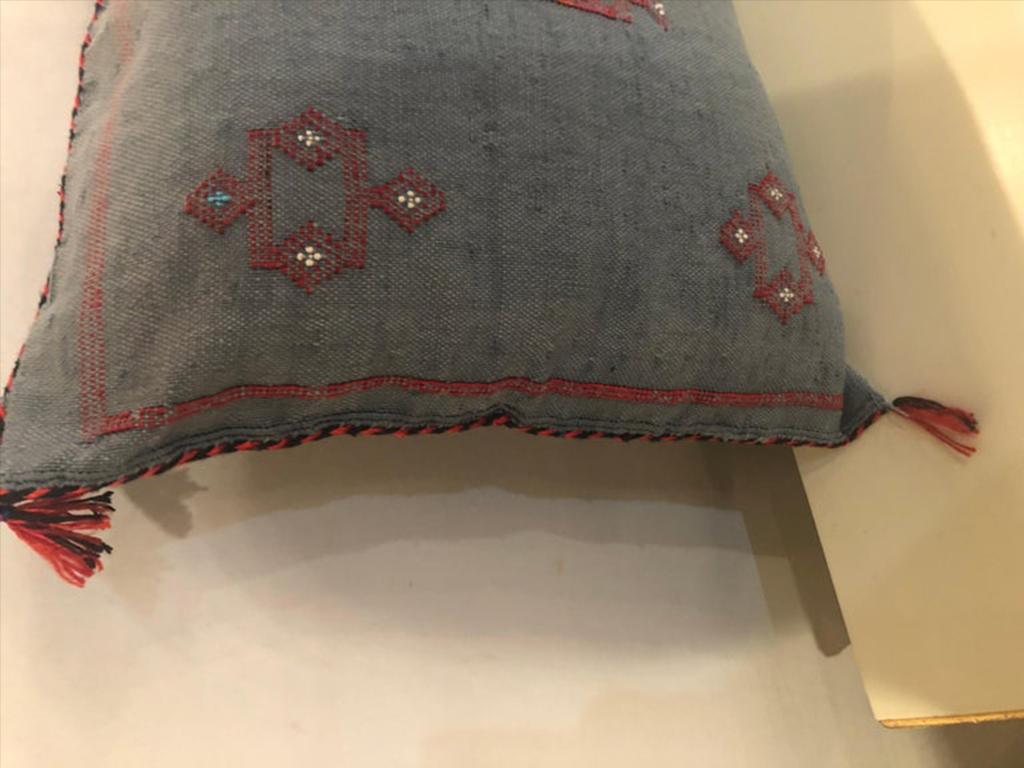 Marokkanische Kissen aus handgewobener Wolle in Blau-Grau im Angebot 4