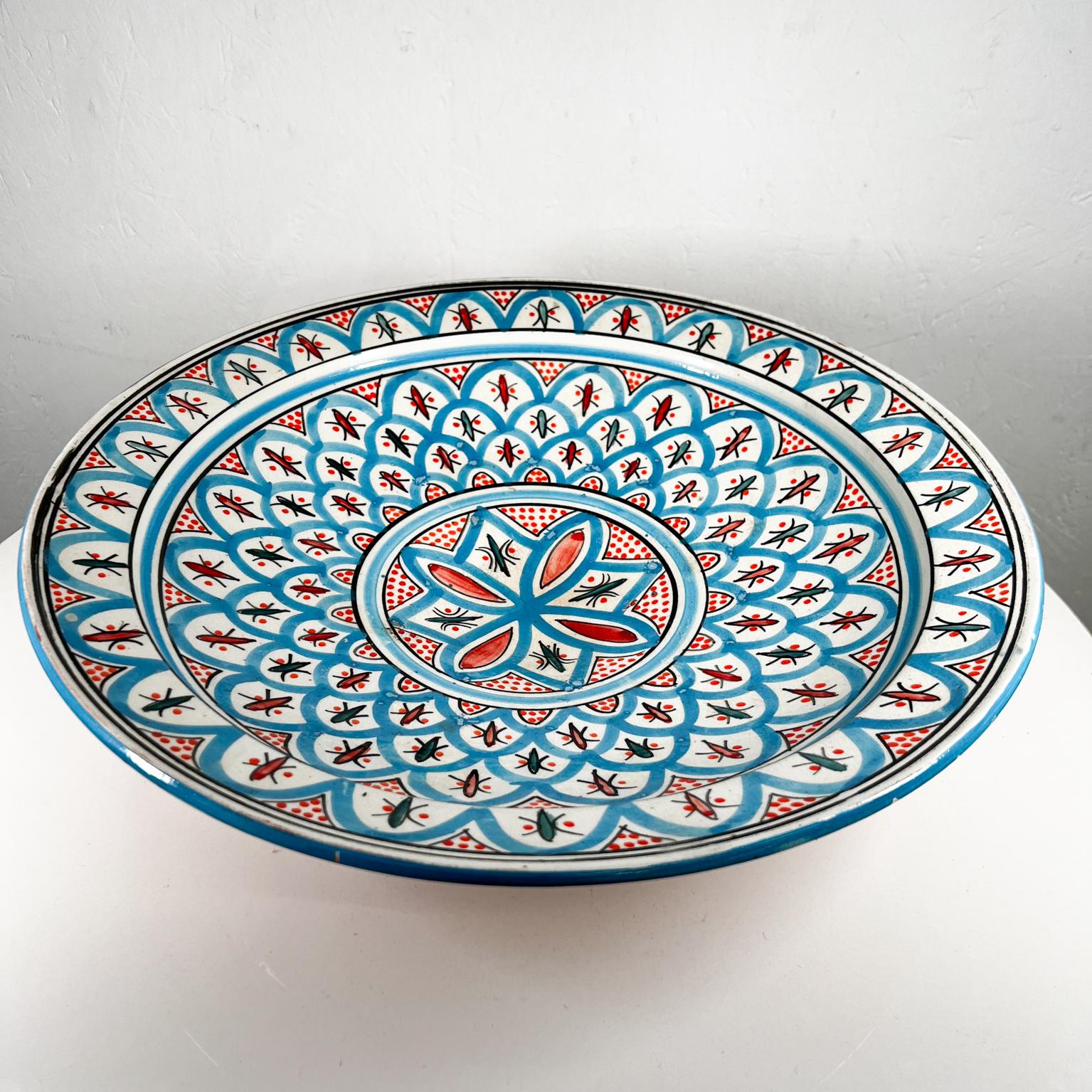 Moroccan Hand Painted Blue Platter Assala Safi pottery
16.75 diameter x 3.5 tall
Festive large party plate.
Signed on the back.
Original vintage condition.
See images provided.