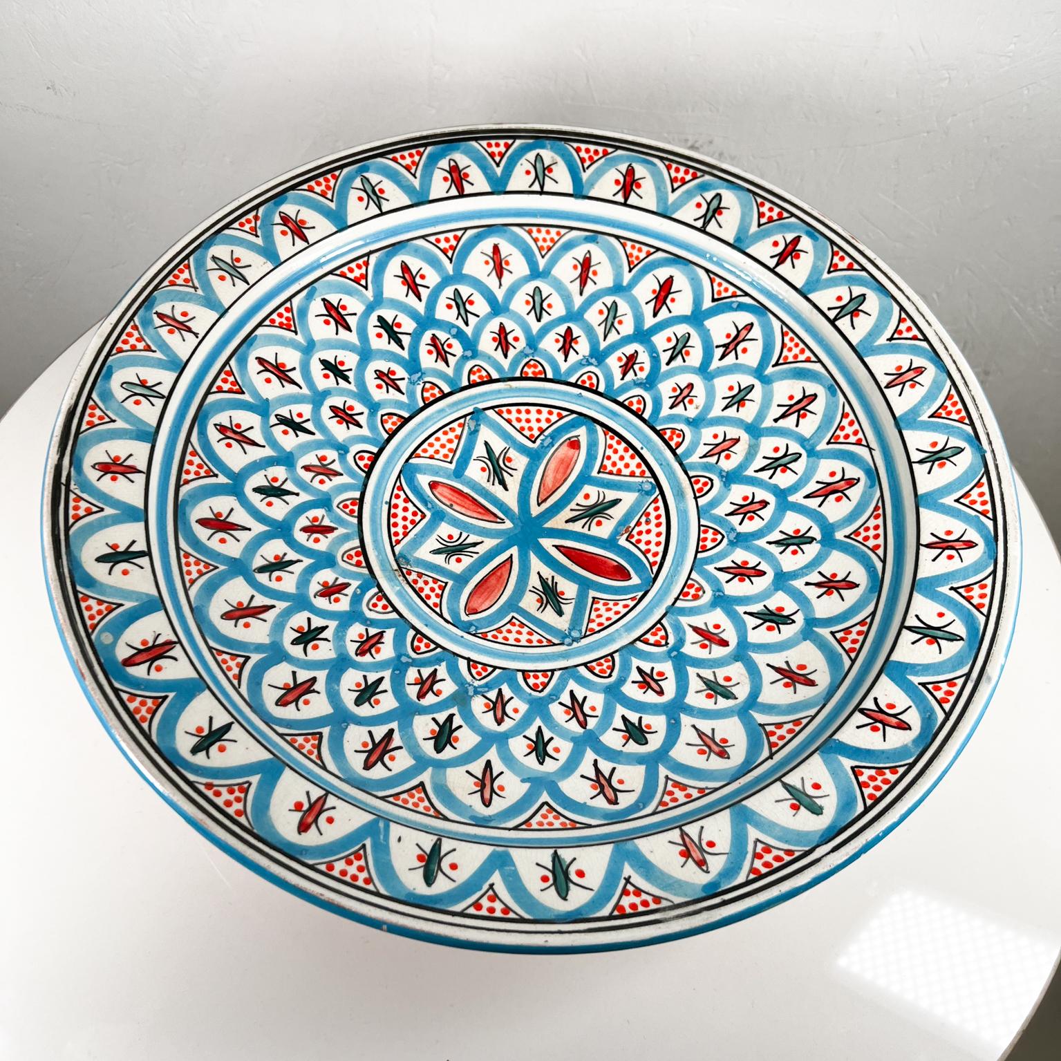 Mid-Century Modern Plateau marocain bleu cousque peint à la main en poterie Assala Safi