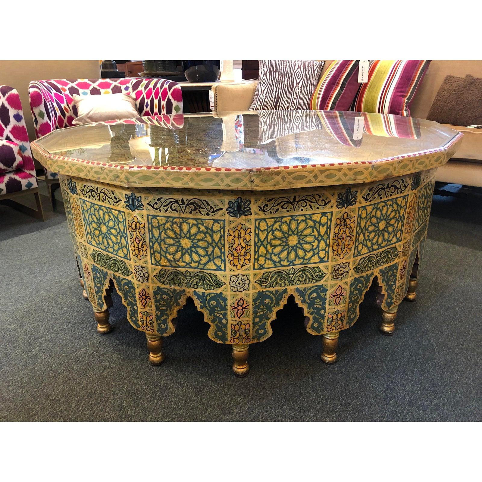 Presentiamo un tavolo marocchino di grandi dimensioni. Intricatamente dipinto e multicolore per evidenziare i sedici lati, la superficie superiore in legno è protetta da un vetro. Punto focale di ogni spazio, l'ampia superficie è ideale per esporre,