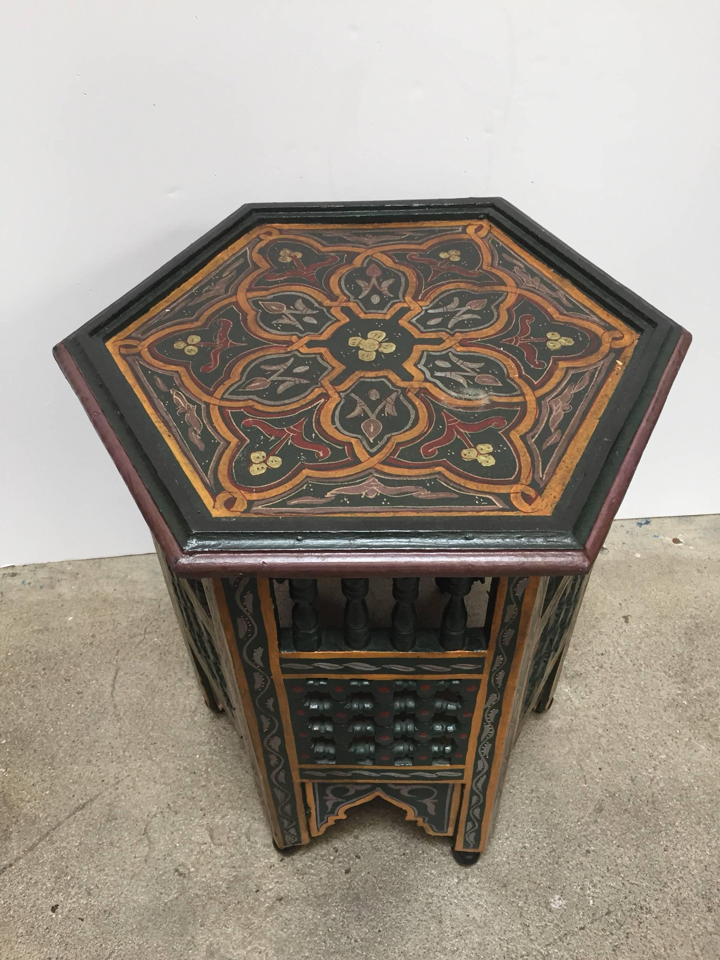 Moroccan Hand-Painted Dark Green Side Table with Moorish Designs In Good Condition In North Hollywood, CA
