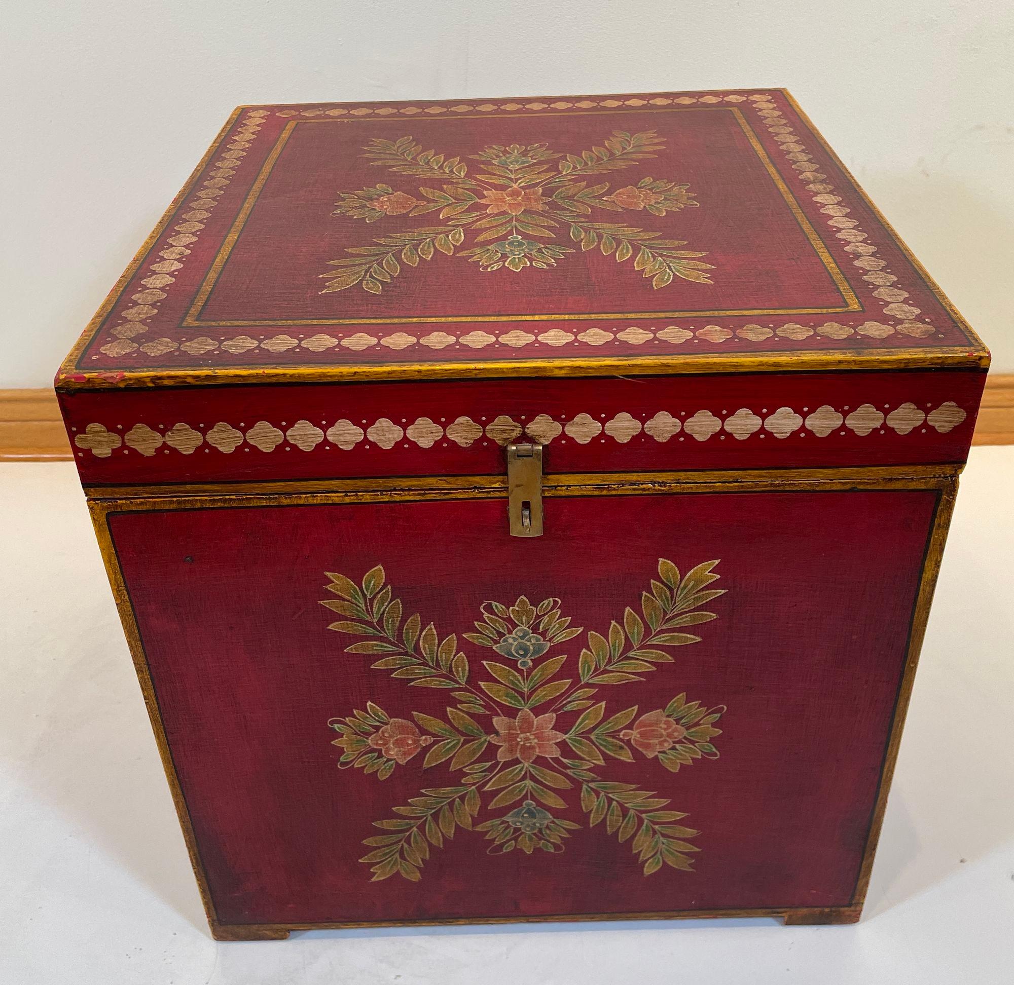Vintage marokkanische islamische Volkskunst Lack handbemalt dekorative Lagerung Holzkoffer.
Dieser rot lackierte Beistelltisch ist eine elegante, dekorative Ergänzung für jeden Raum, besonders in einem Schlafzimmer als Nachttisch oder in jedem